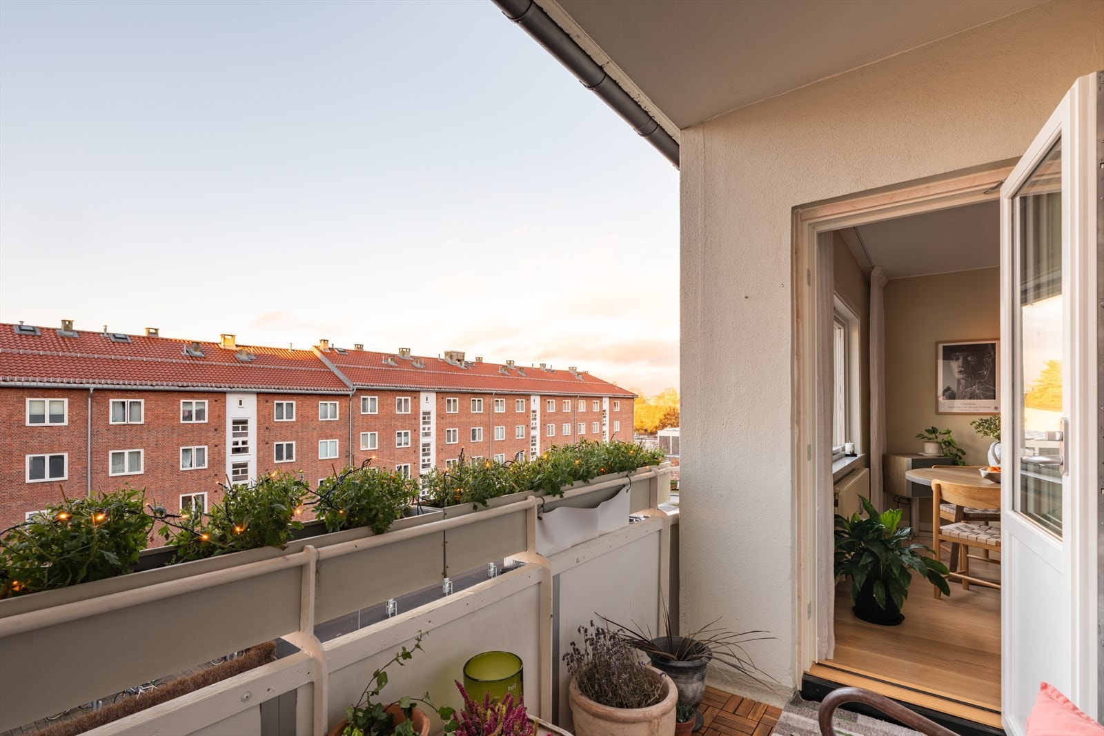 Balkongen fungerer som en fin forlengelse av stuen på varme dager. Galleribilde