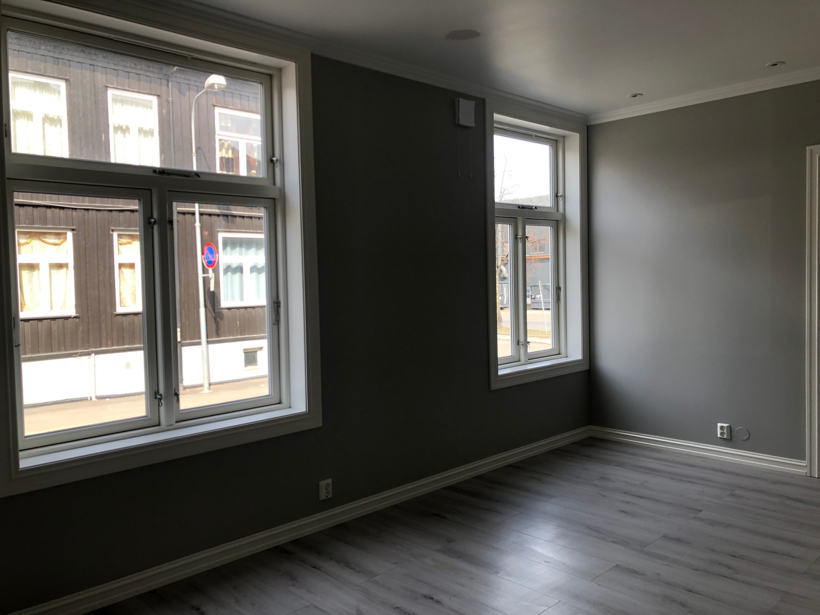 Flott stue med god takhøyde, store vinduer og flotte farger Galleribilde