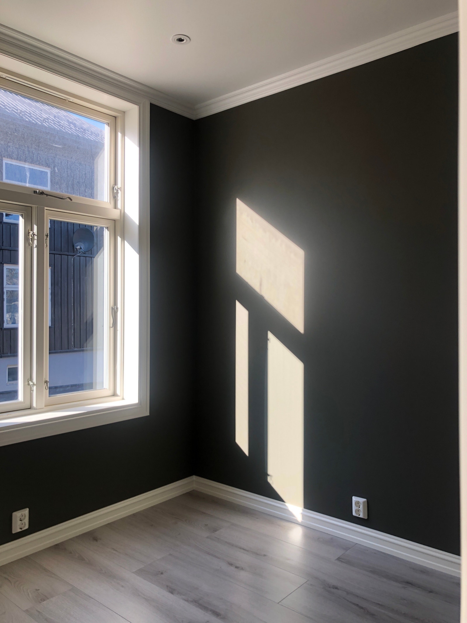 Soverom 2 med god takhøyde, store vinduer og flotte farger Galleribilde