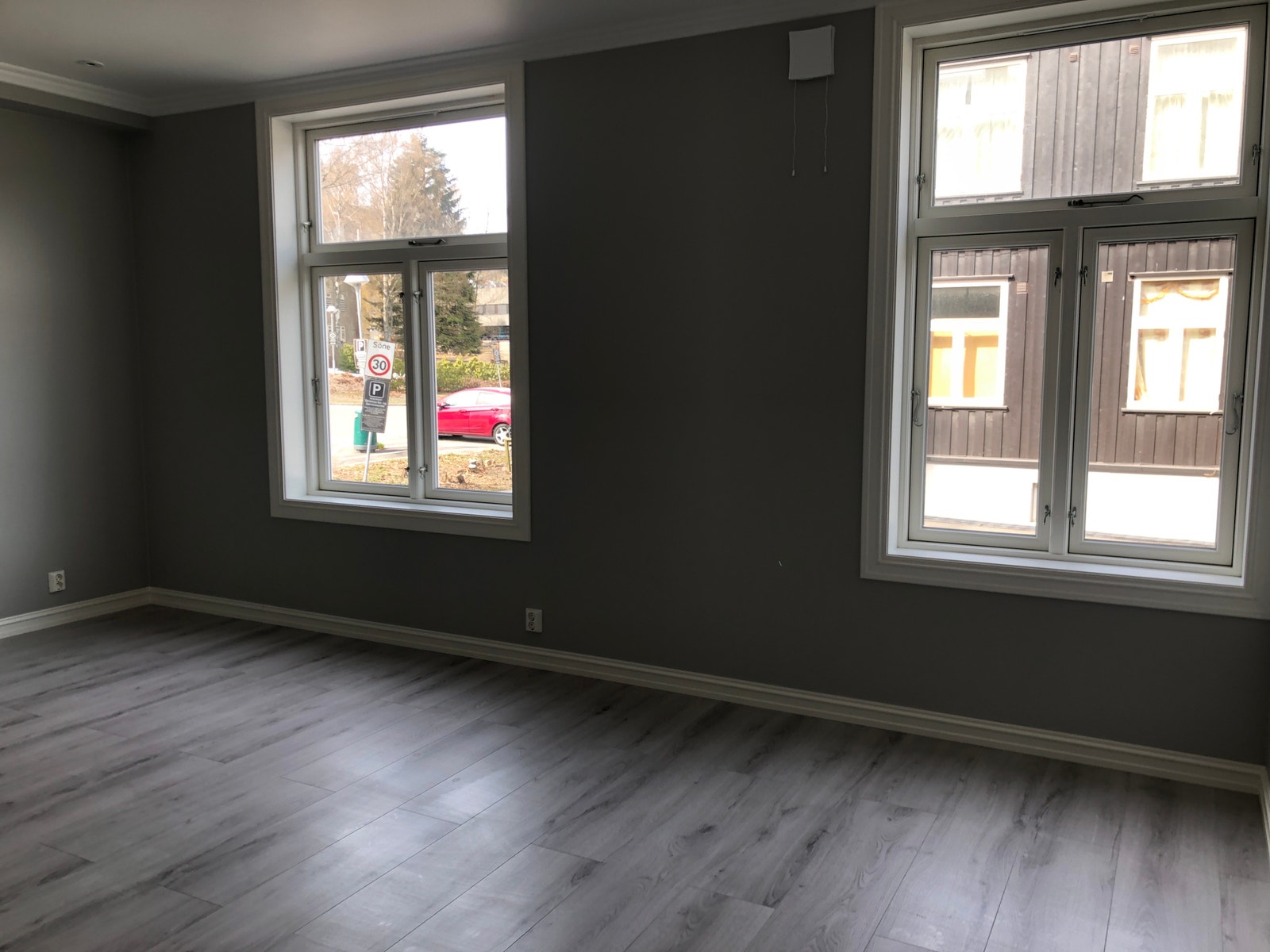 Flott stue med god takhøyde, store vinduer og flotte farger Galleribilde