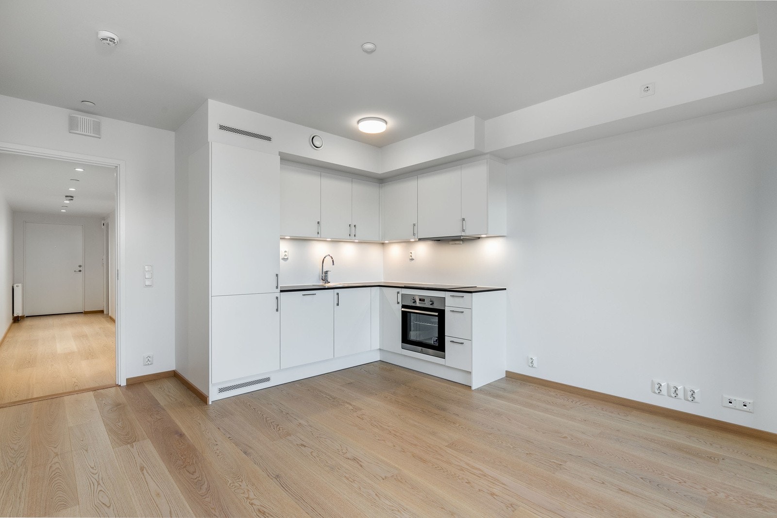 Gulvet er belagt med flott 1-stavs hvitpigmentert eikeparkett, som er gjennomgående for de øvrige oppholdsrom Galleribilde