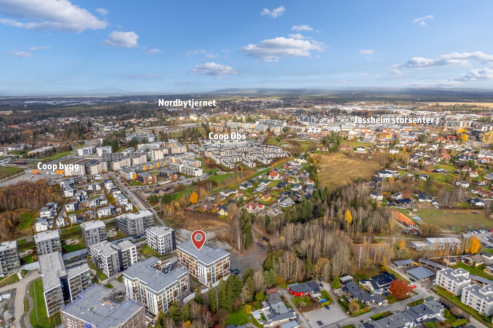 Det er gangavstand til togstasjonen og enkel tilgang til busser med hyppige avganger. Beliggenheten med umiddelbar nærhet til E6, jernbanestasjon og nærhet til Gardermoen er viktige kvaliteter Galleribilde