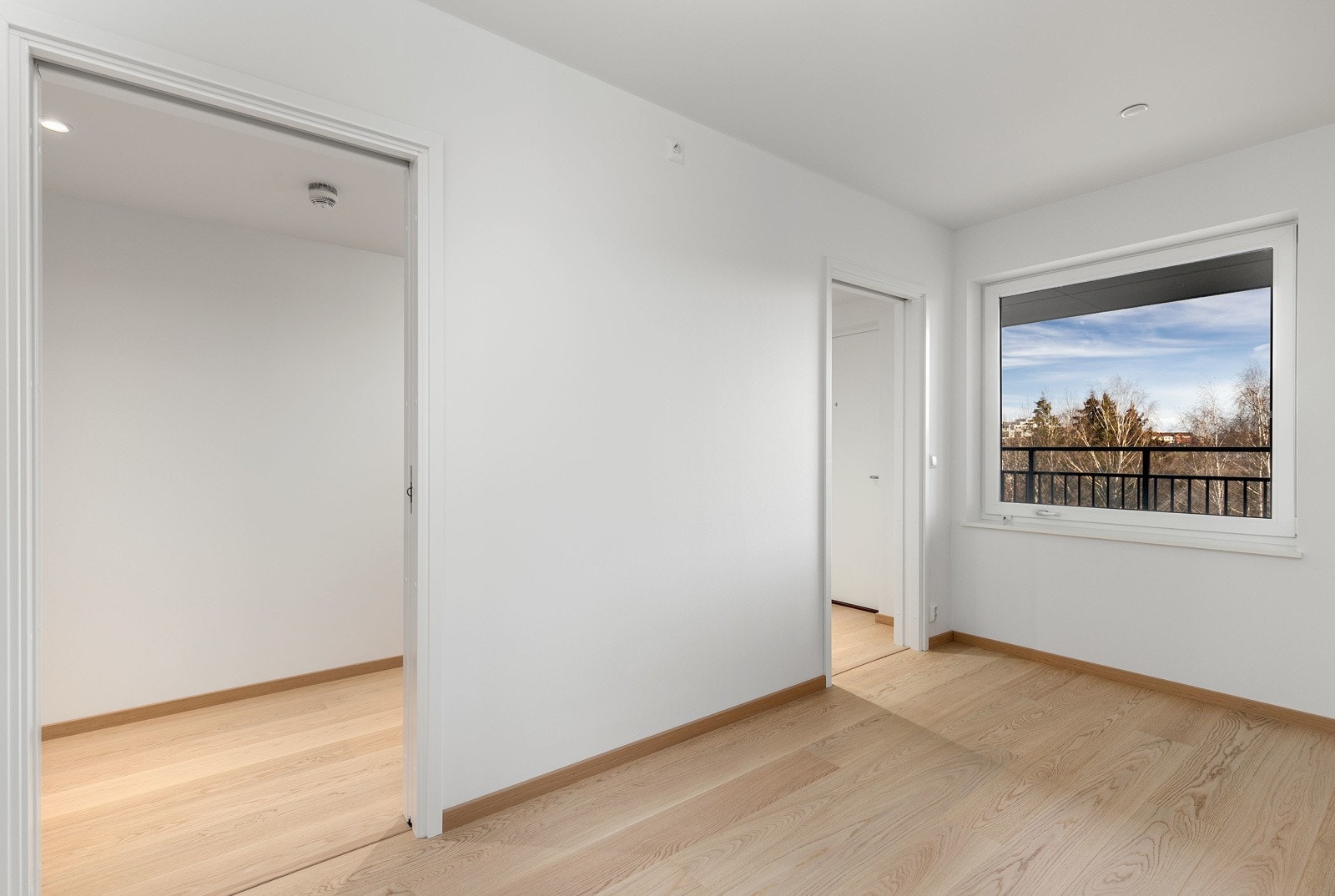 God plass til dobbeltseng med nattbord på hver side Galleribilde