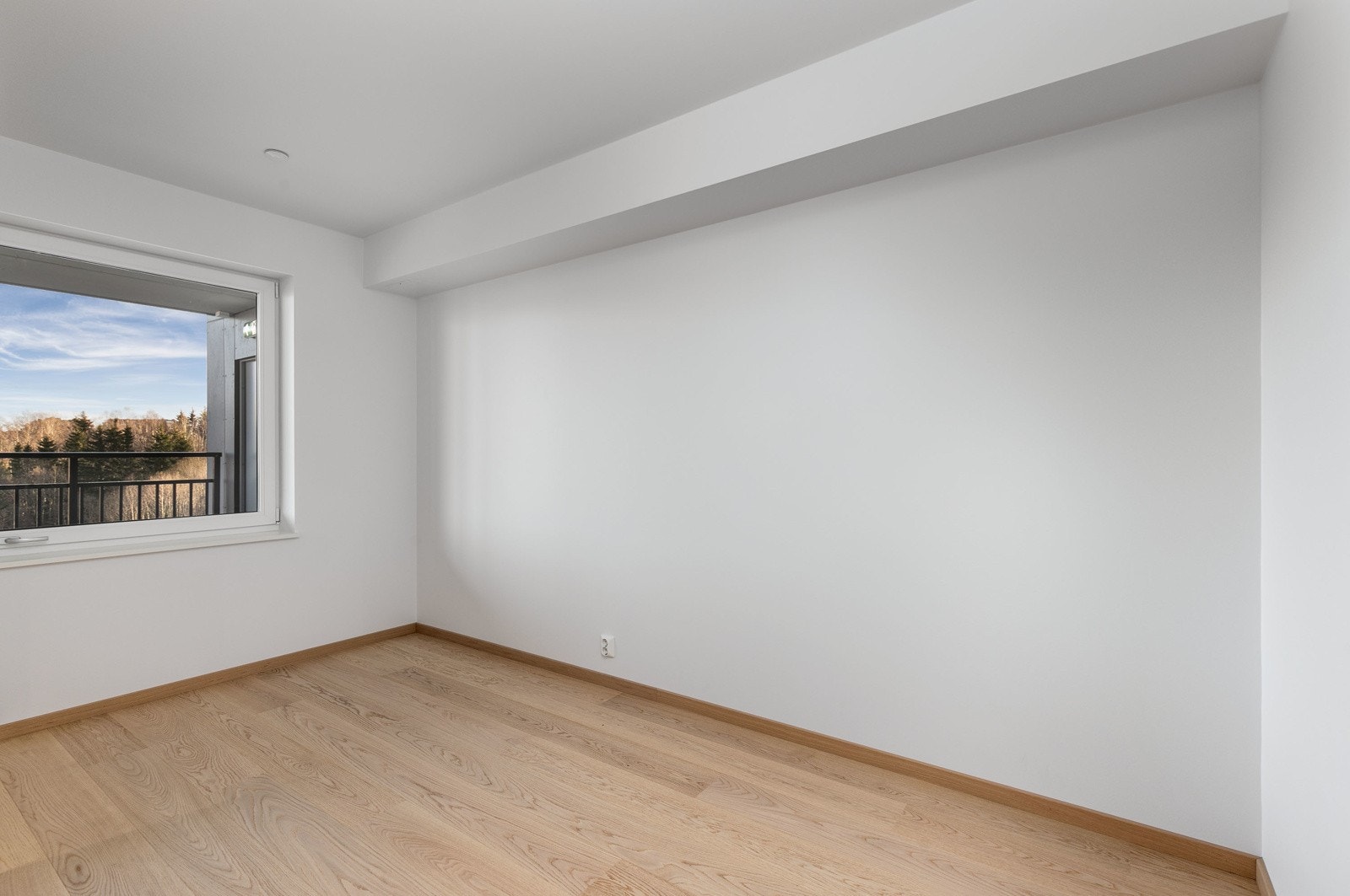 Lyst og romslig soverom med god plass til skapinnredning etter ønske Galleribilde