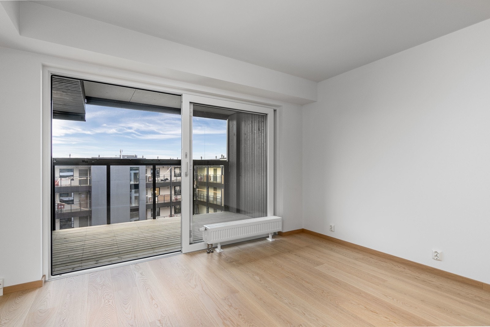 Fin avsatt plass til å sette inn et spisebord mellom stue og kjøkken. Grunnpakke for kabel-TV og internett er inkl. i felleskostnadene. Galleribilde