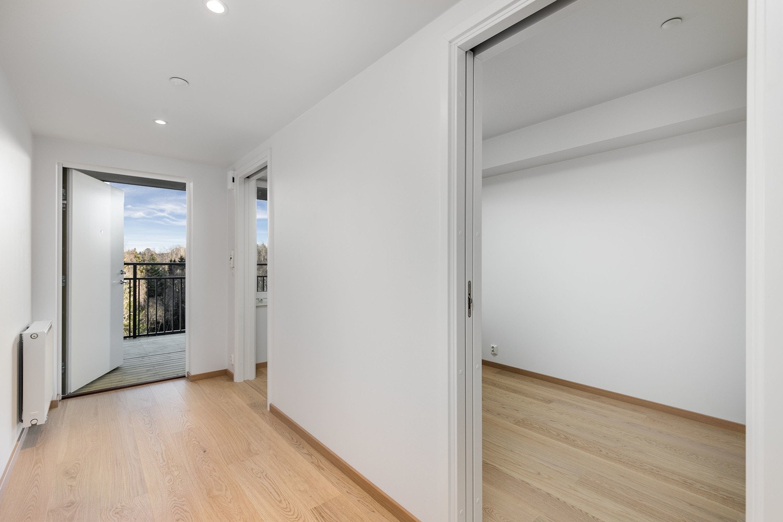 Enkel tilgang til entré fra soverom, med åpning på to sider Galleribilde