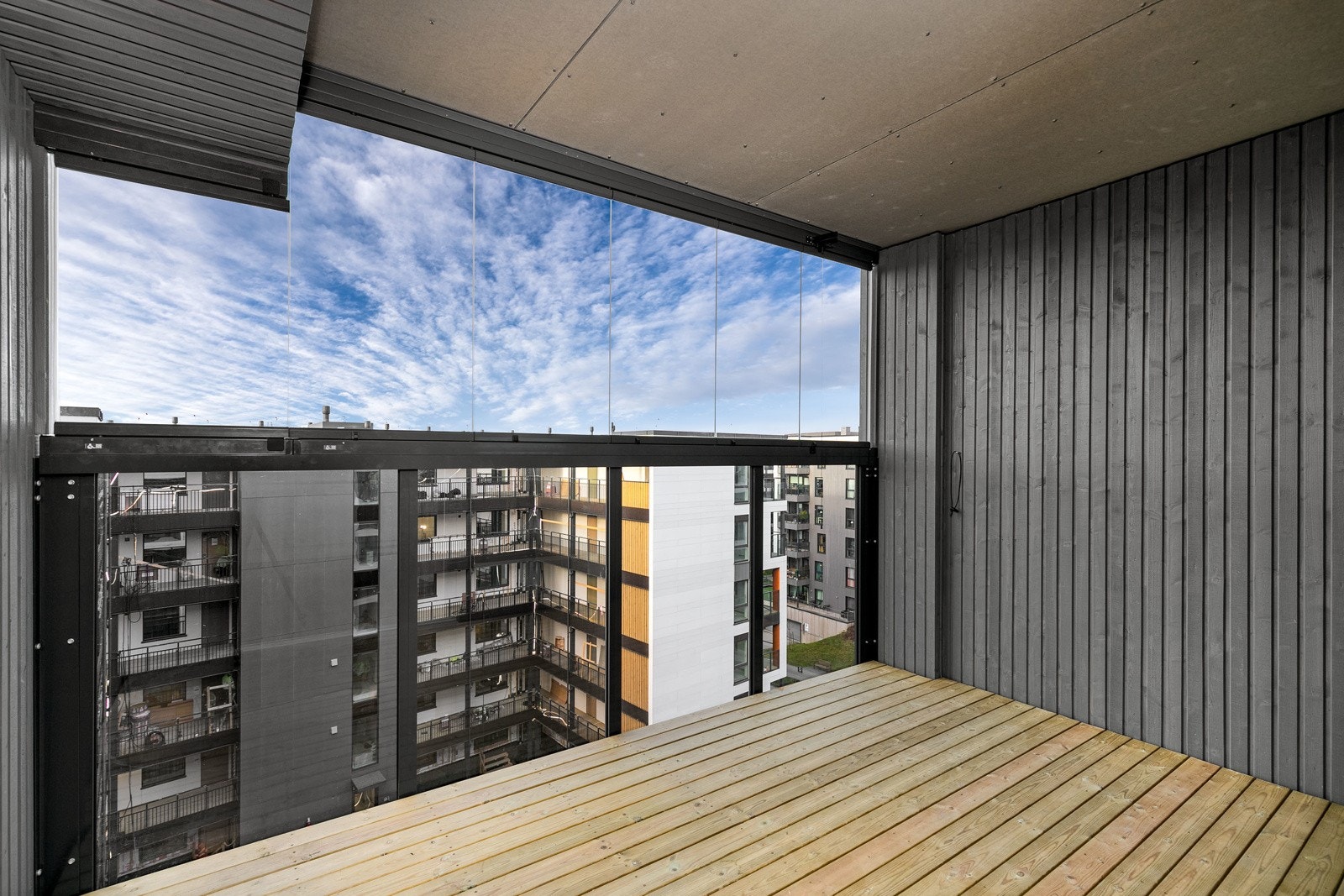 Utgang til flott innglasset balkong på 7 kvm Galleribilde