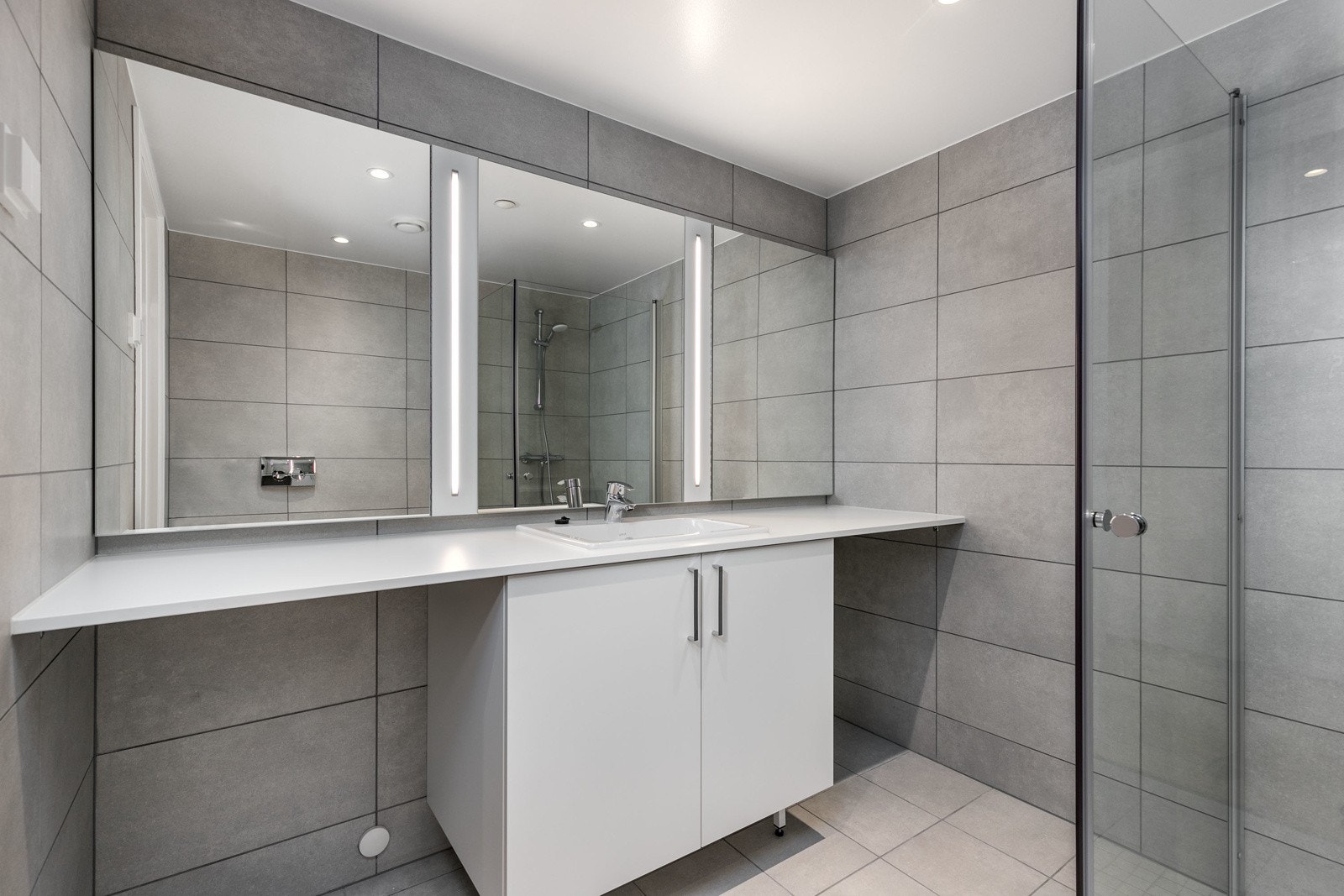 Badet har varmekabler i gulv. Opplegg for vaskemaskin. Galleribilde