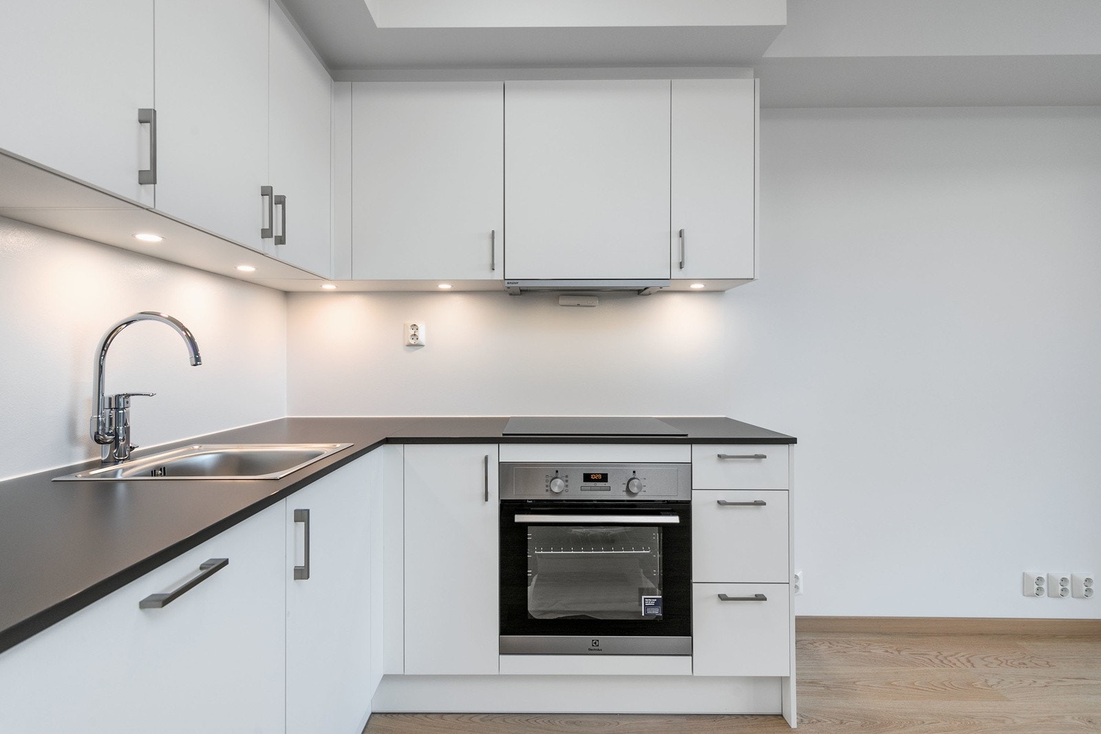 Kjøkkenet er utformet i vinkel, og har rikelig med skap og benkeplass. Integrert kjøl/frys, ovn, oppvaskmaskin, steketopp og ventilasjon. Galleribilde