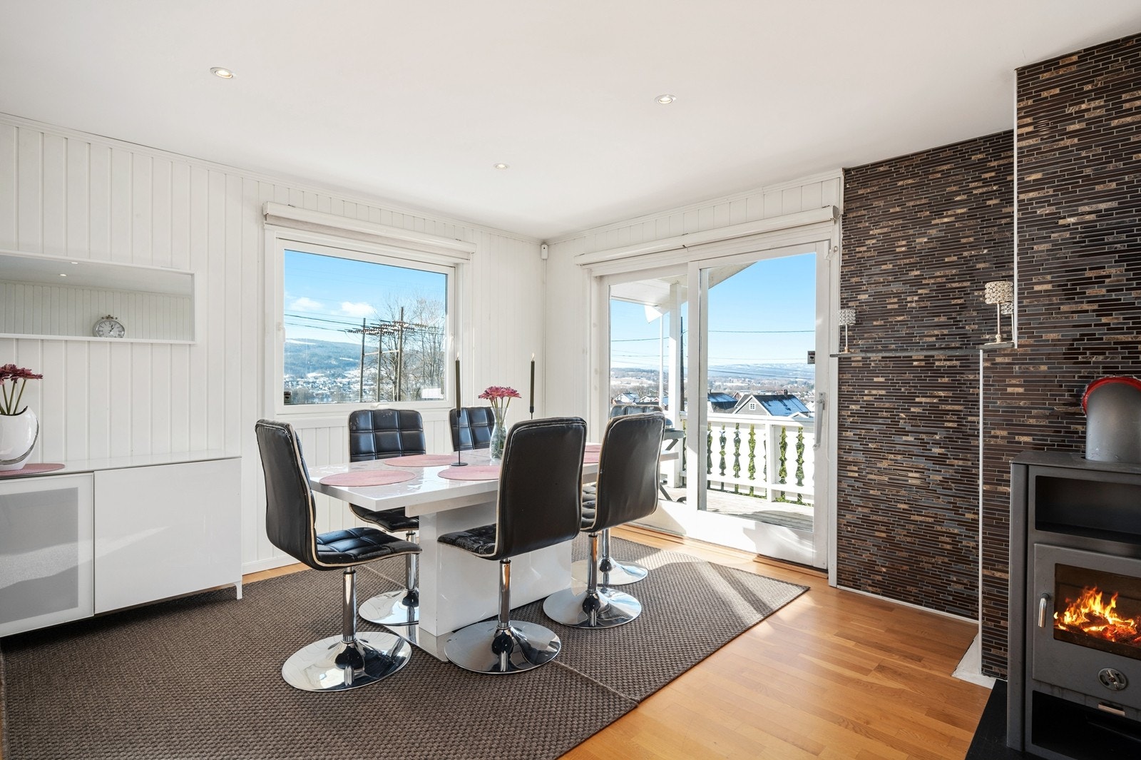 Ved kjøkkenet er det god plass til spisestue Galleribilde