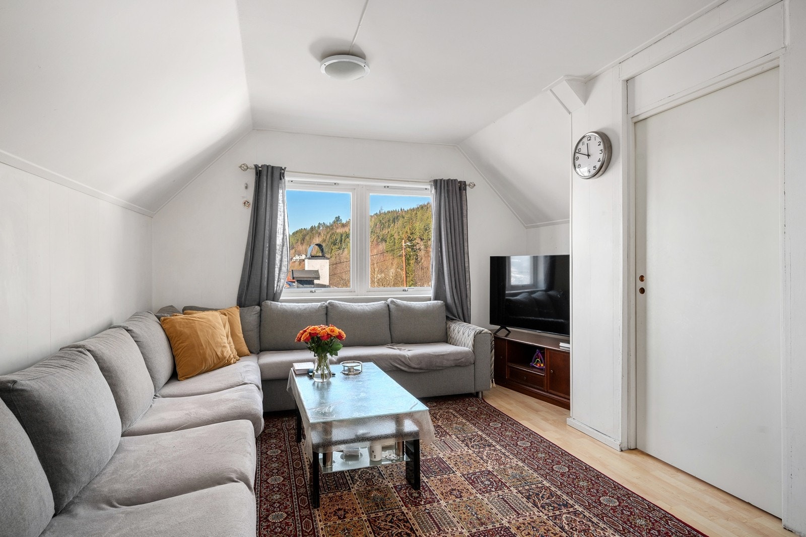 Loftstuen i 2.etasje har plass til sofagruppe Galleribilde