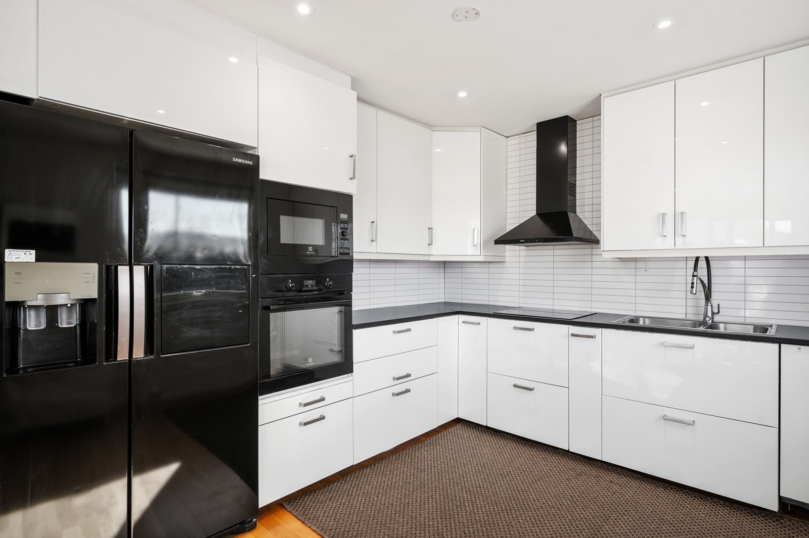 Kjøkkenet har integrert komfyr, mikrobølgeovn og oppvaskmaskin. Kjøleskap og fryser med vann/isbitdispenser i nisje. Galleribilde