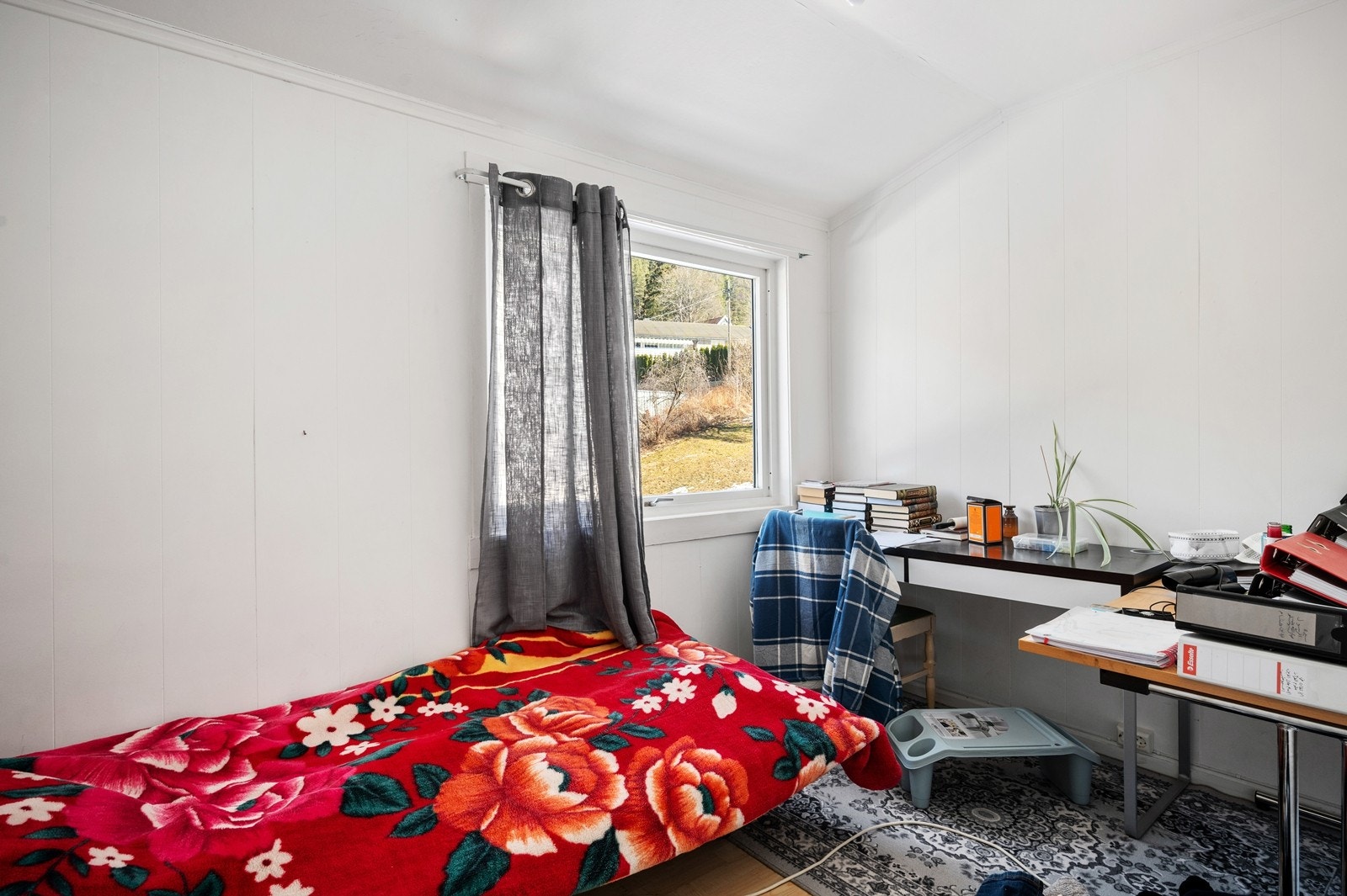 Soverom 1 i 2.etasje har god plass til seng Galleribilde