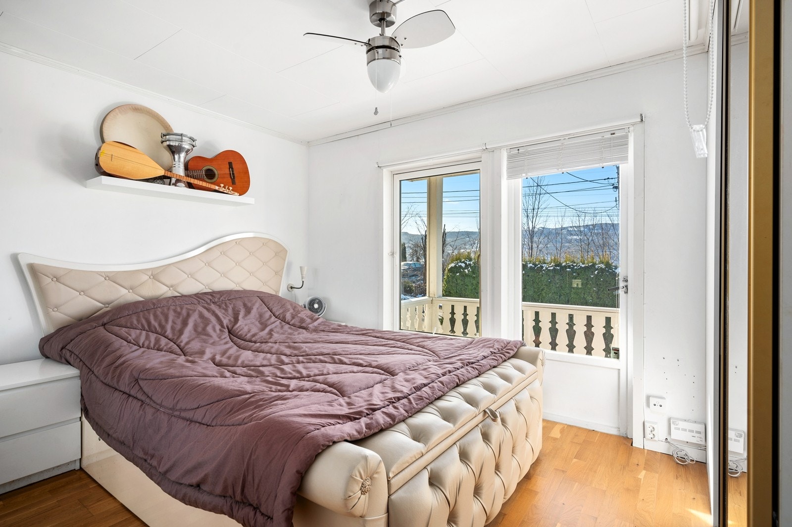 Soverom med skyvedørsgarderobe Galleribilde