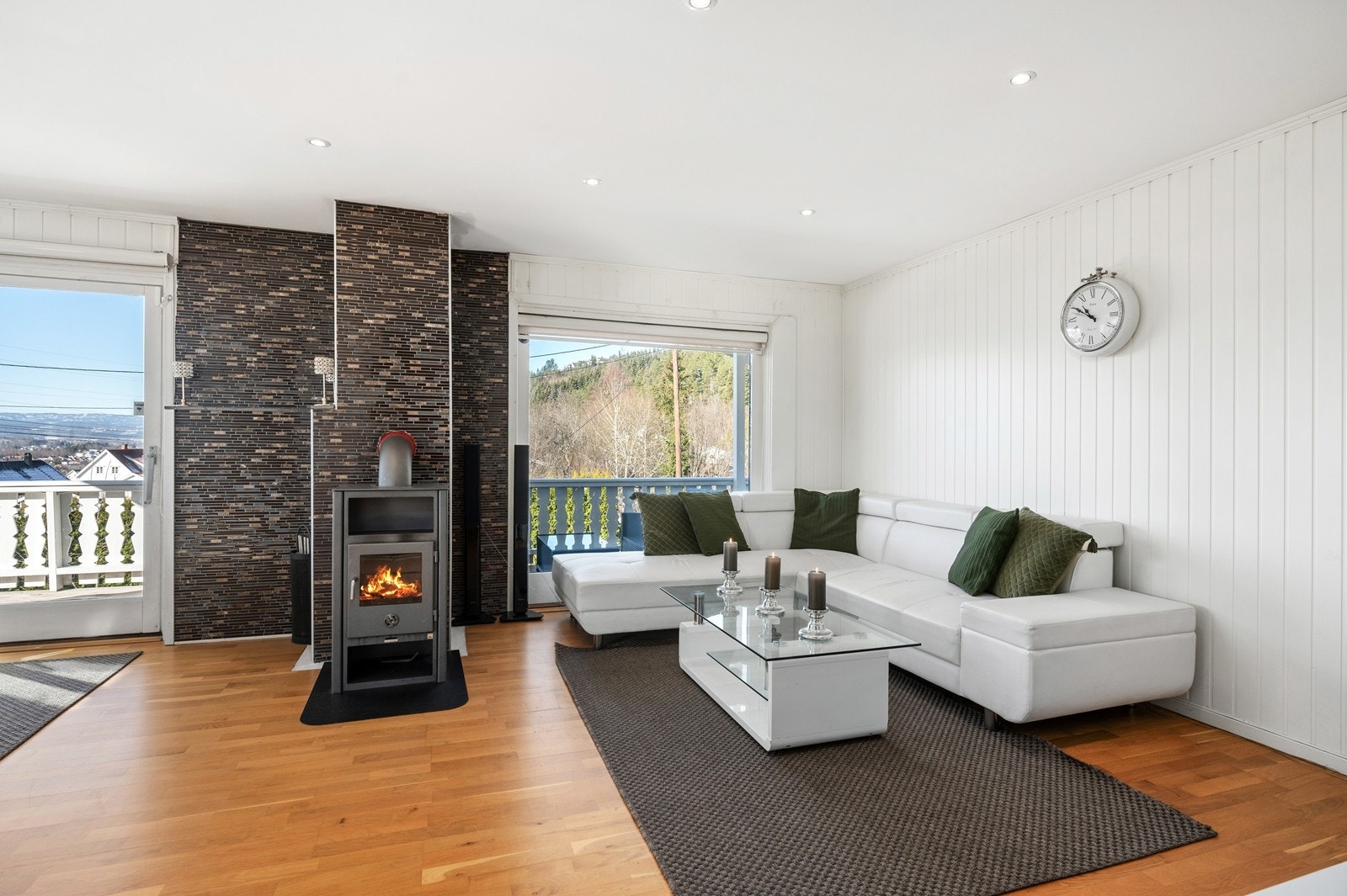 Det er montert en peisovn i stuen som varmer godt og skaper en hyggelig atmosfære Galleribilde