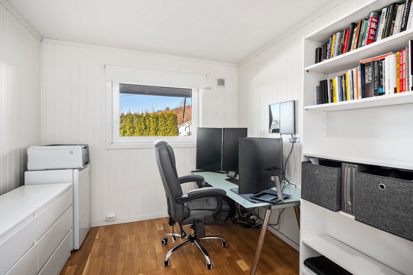 Soverom 1 i underetasjen har god plass til seng og klesoppbevaring Galleribilde