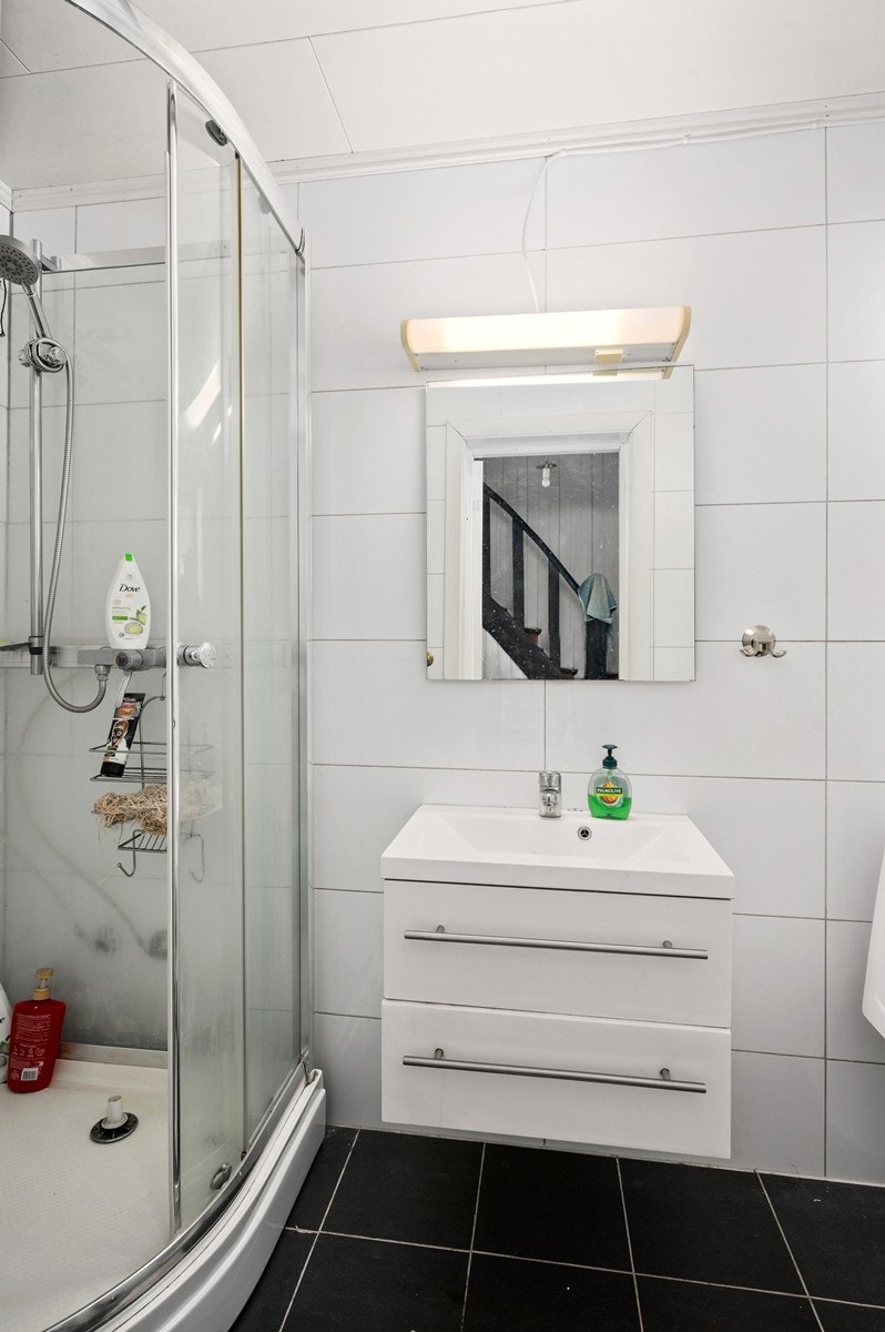 Badet har flislagte gulv og vegger og himling med takplater, oppvarming via panelovn Galleribilde