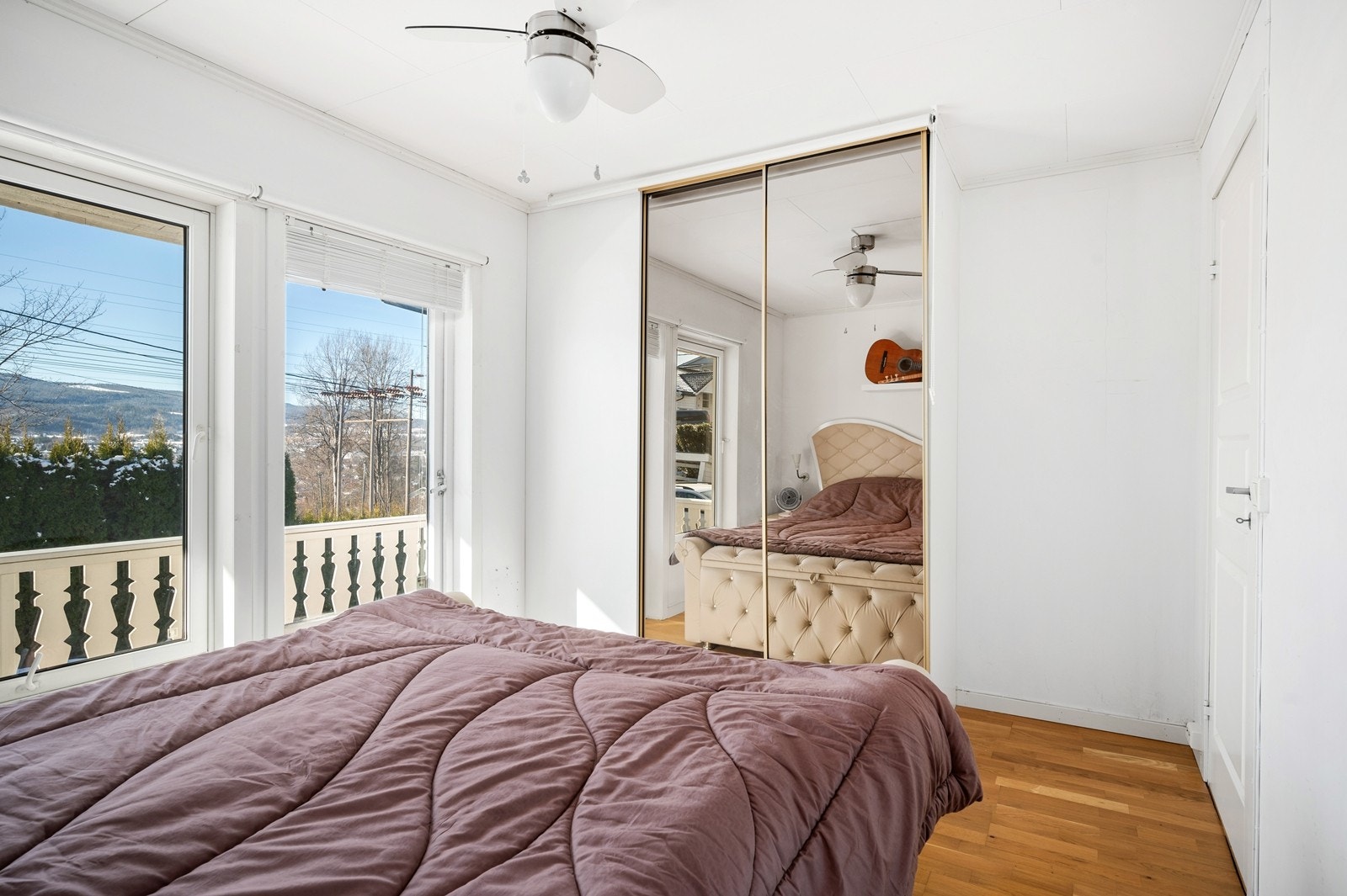 Utgang fra soverom til sydvest-vendt overbygd balkong på 5 kvm Galleribilde