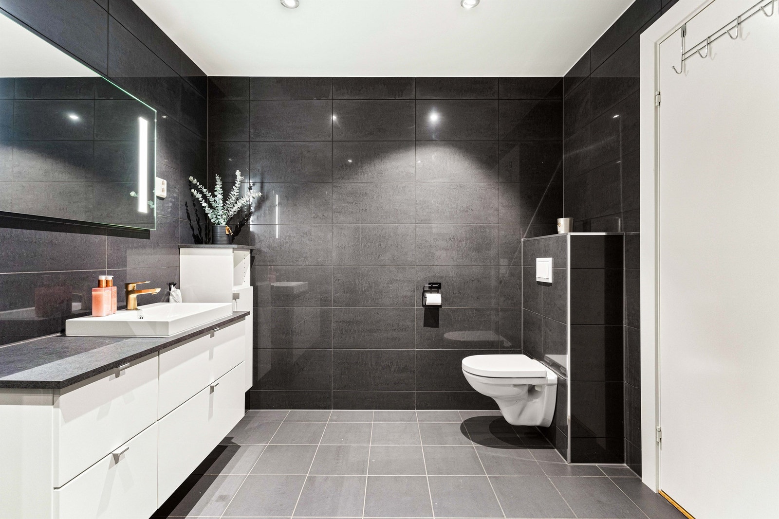 Badet i andre etasje er romslig i størrelse, og er utstyrt med elektrisk gulvvarme for økt komfort. Galleribilde