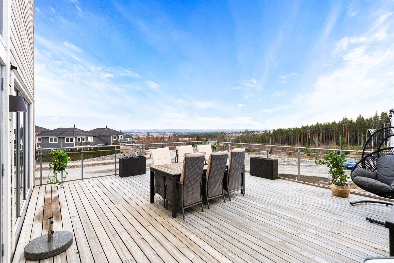 Boligen ligger på enden av rekken, noe som gir en uforstyrret og imponerende utsikt fra terrassen. Galleribilde
