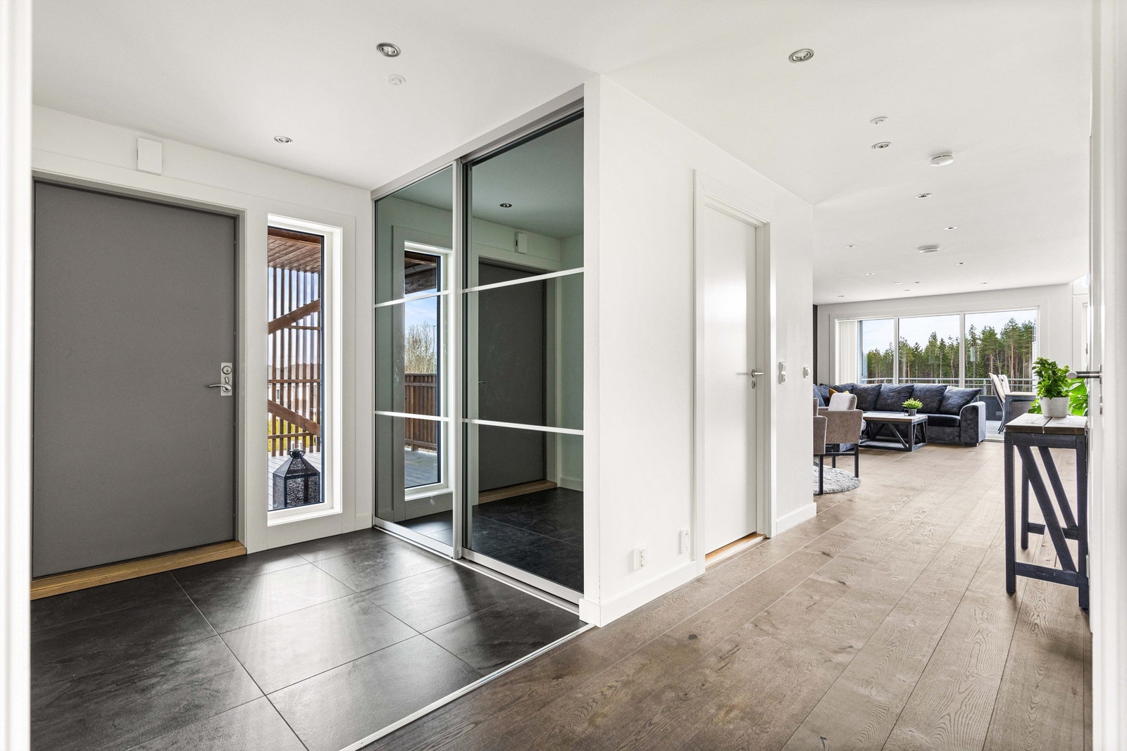 Fra entreen er det direkte tilgang til både stue og kjøkken, som skaper en åpen og innbydende løsning. Galleribilde