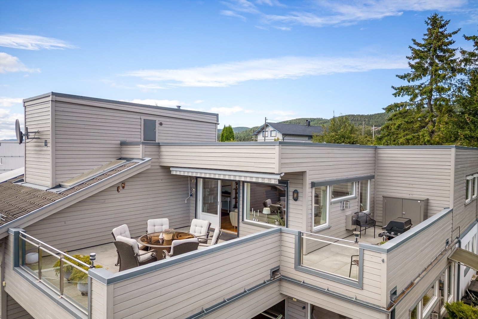 Lys og velholdt 3-roms terrasseleilighet beliggende i øverste etasje (5. etasje). Foto: Ole Thorgeir Solheim Thoresen Galleribilde