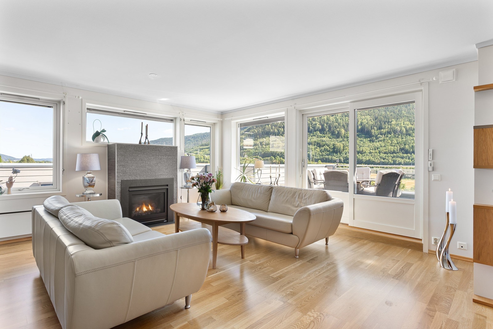 Lys og luftig stue med god plass til møblement Galleribilde