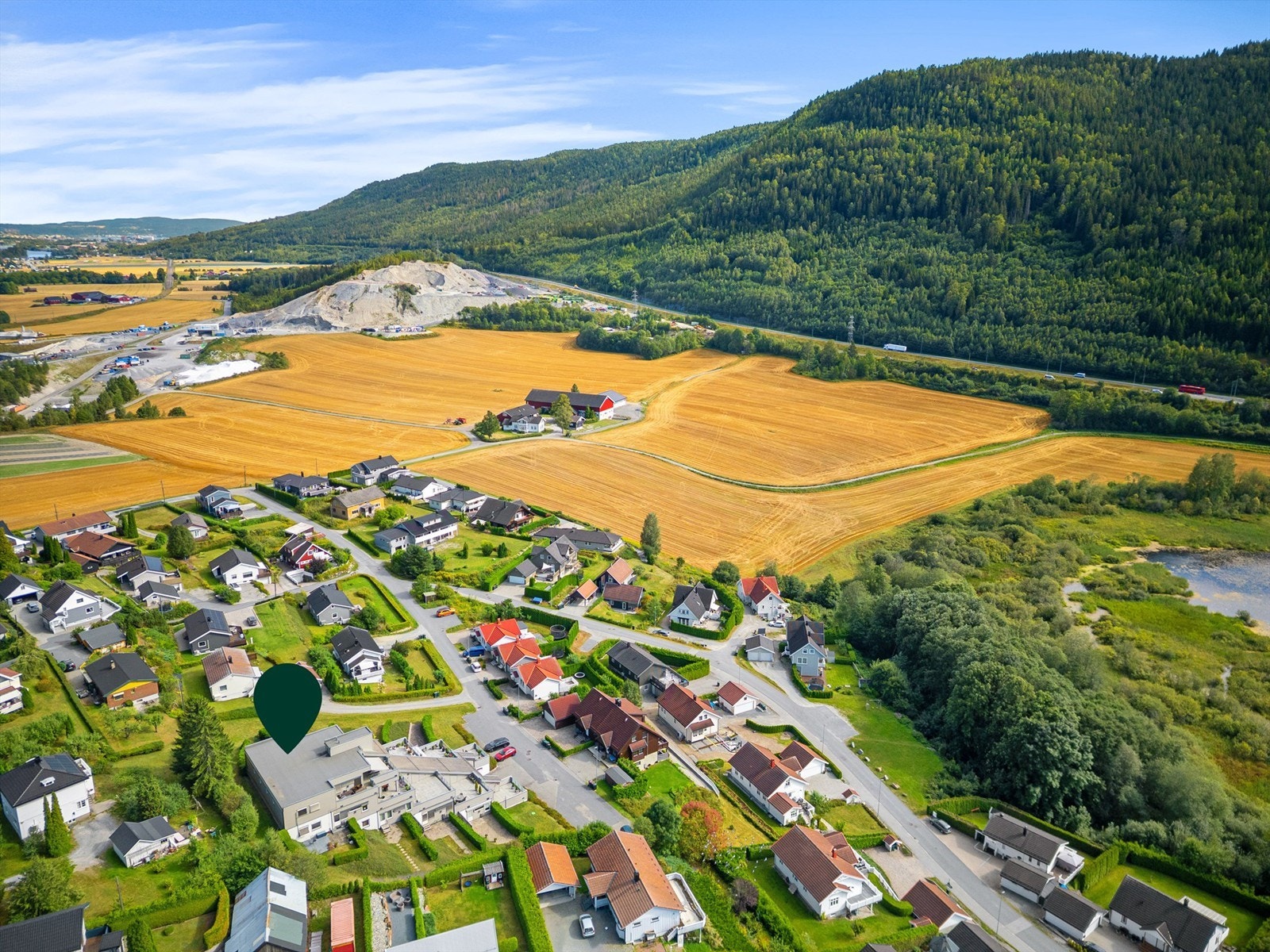 Ca. 20 minutters kjøring til Drammen sentrum med alt av sentrumsfasiliteter Galleribilde