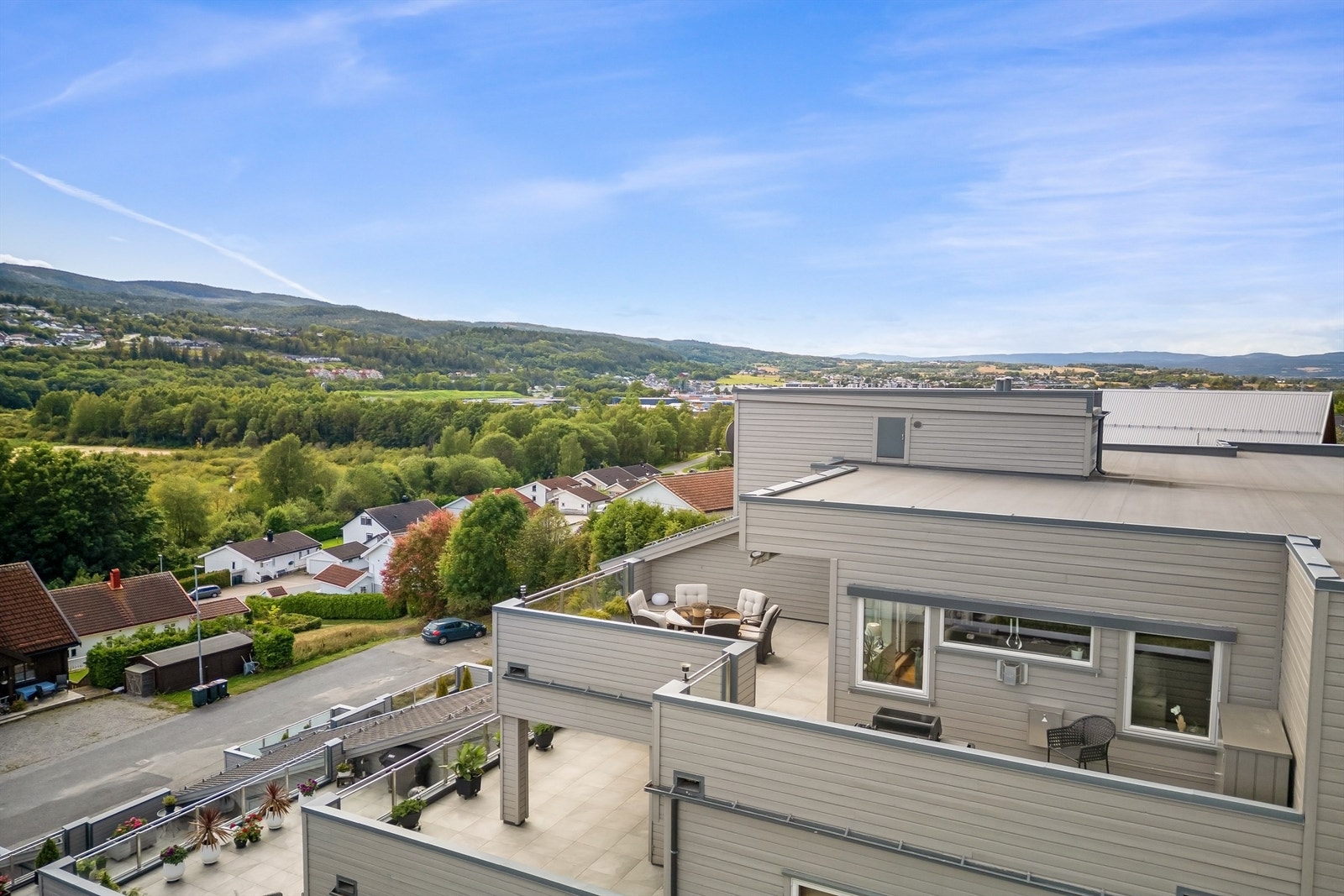 Flott og landlig utsikt med fritt utsyn fra høyden Galleribilde