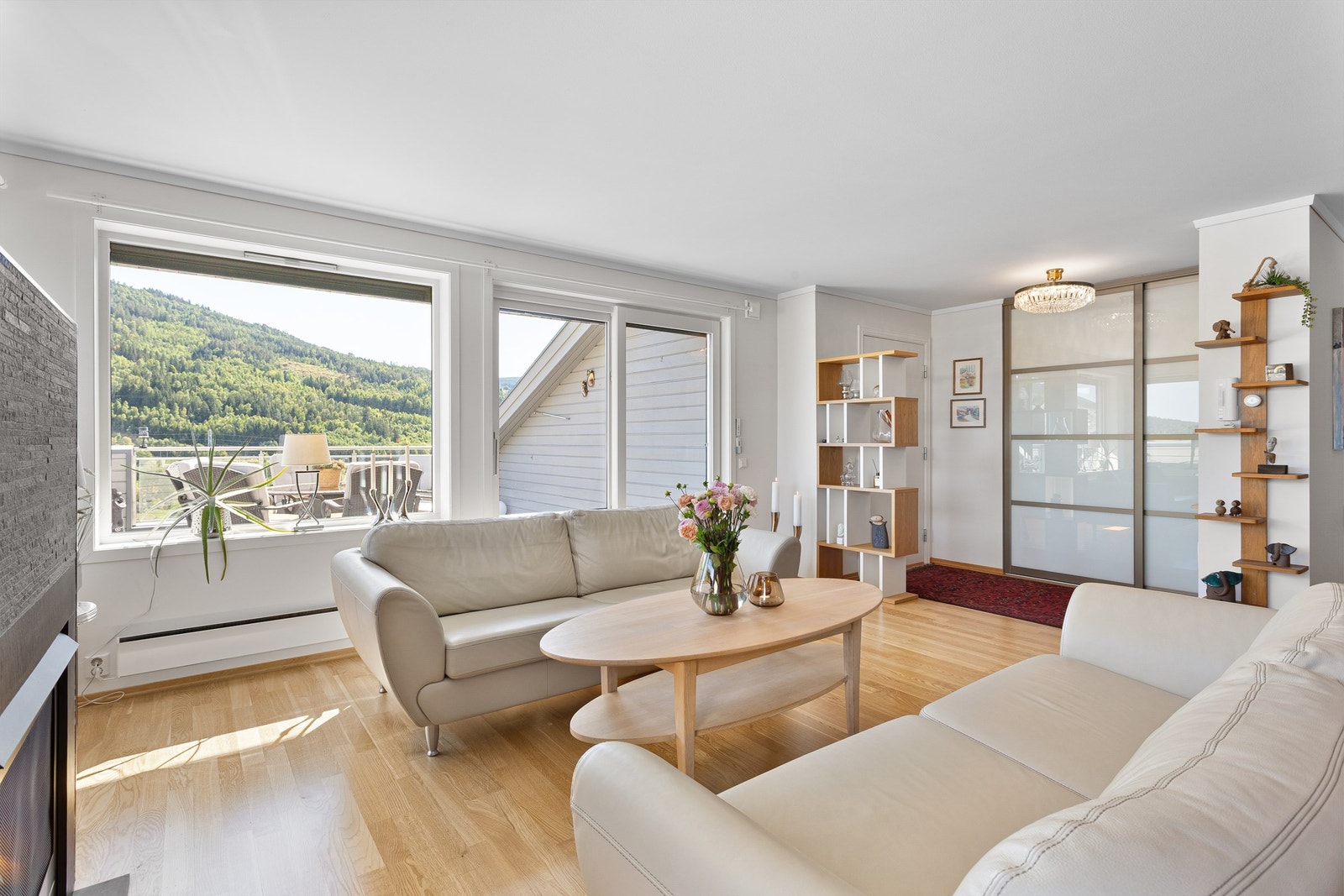 Godt med vindusflater langs to yttervegger som gir godt med lysinnslipp og utsikt Galleribilde