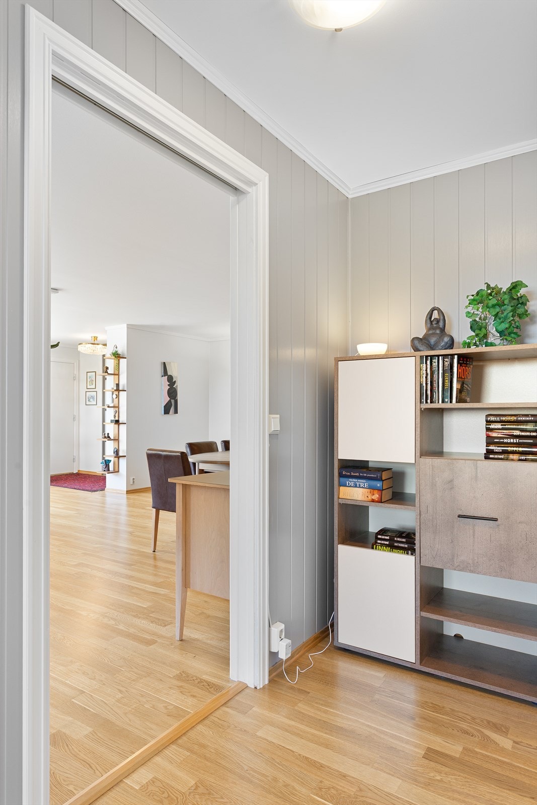 Gang med parkett på gulv, panelplater på vegger og malt himling Galleribilde