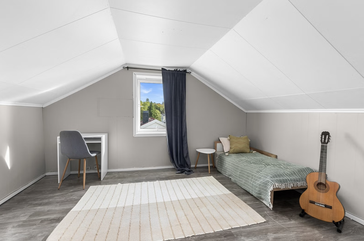 Rom i loftsetasje. Galleribilde