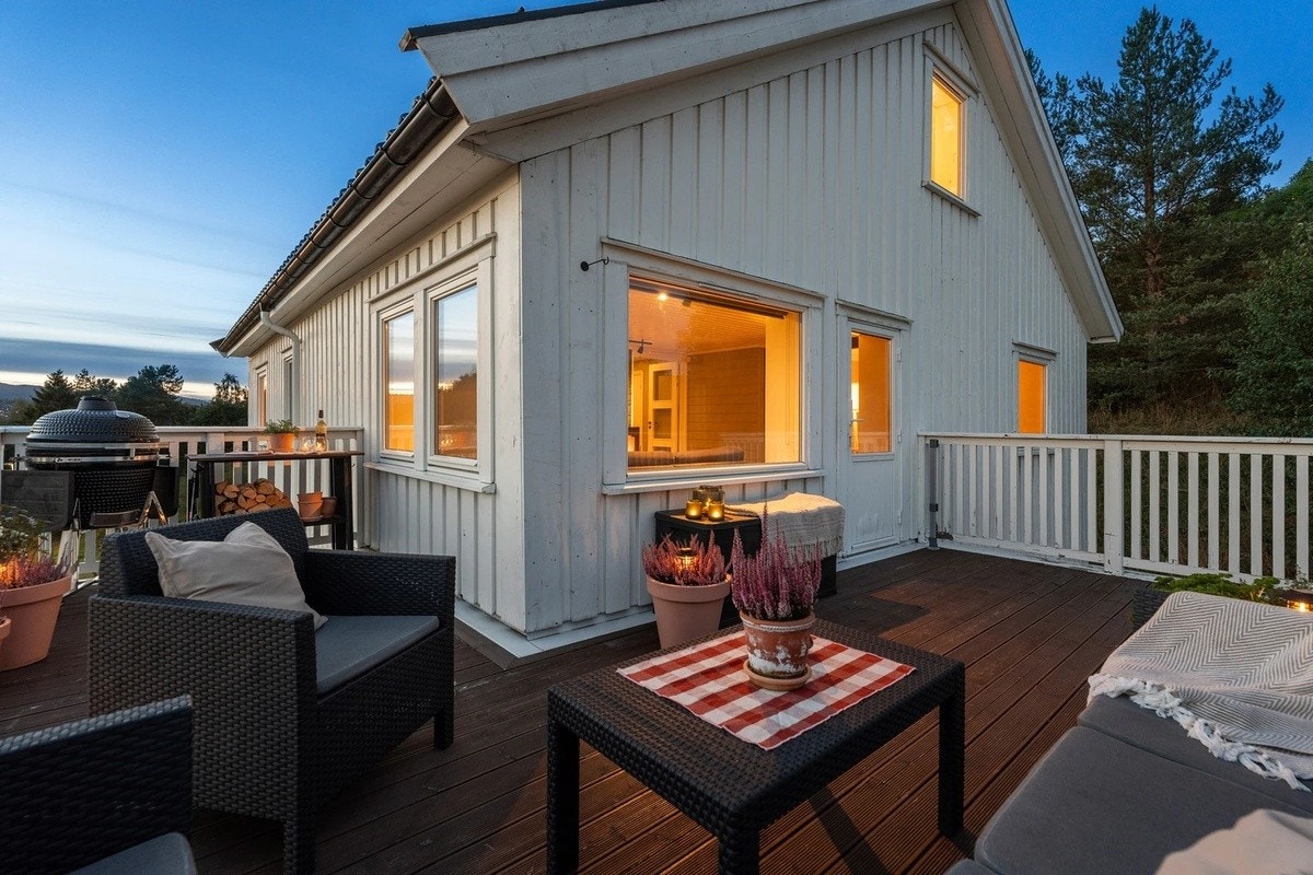 Romslig terrasse kveld. Møbler fra kjøpsannonse medfølger ikke, men lignende blir kjøpt inn til våren. / Furniture in picture is not included. Similar furniture will be purchased during the spring time. Galleribilde