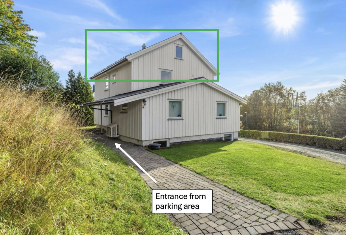 Fasade bak med felles hage, parkering til sykler etc. Sett fra parkeringsplass. Galleribilde