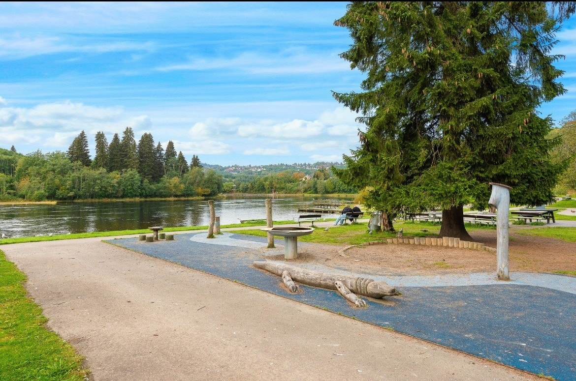 Nedre Leirfoss ligger bare en liten gåtur unna med lekeplass og flotte turmuligheter langs Nidelven. Galleribilde