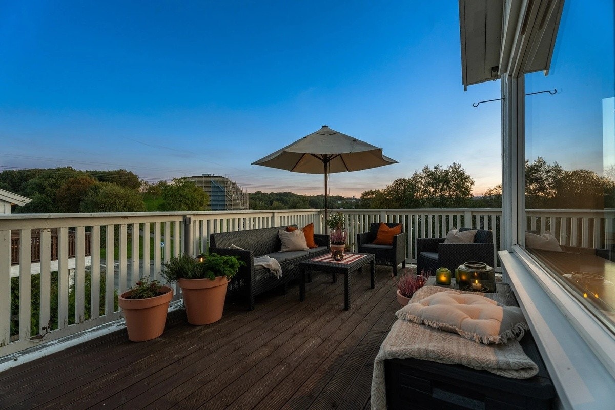 Romslig terrasse kveld. Møbler fra kjøpsannonse medfølger ikke, men lignende blir kjøpt inn til våren. / Furniture in picture is not included. Similar furniture will be purchased during the spring time. Galleribilde