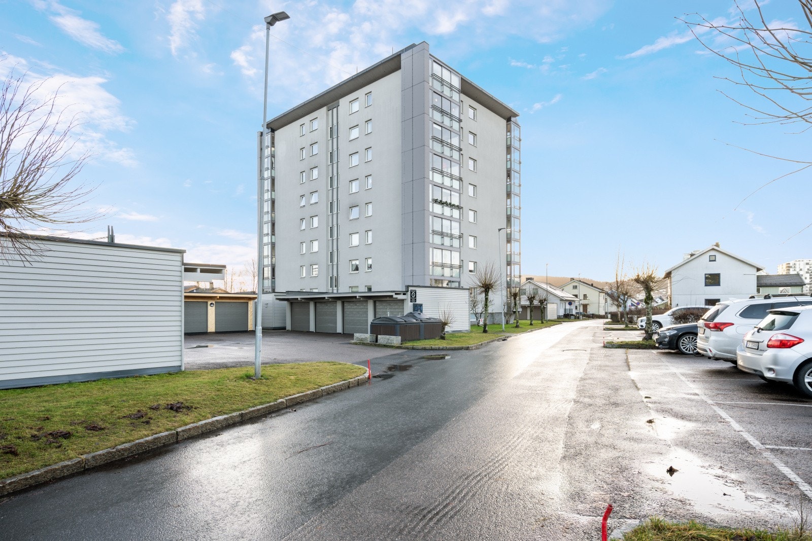 Leiligheten ligger i 6. etasje (heisadkomst) med utgang fra stuen til en vestvendt innglasset balkong på ca. 10 m² - Videre har leiligheten to kjekke boder og utvendig parkeringsplass Galleribilde