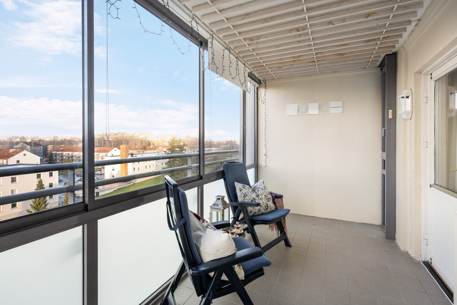 Den innglassede balkongen er på ca. 10 kvm, noe som gir god plass til utemøbler - Store deler av den varme årstiden oppleves denne som en utvidelse av stuen Galleribilde