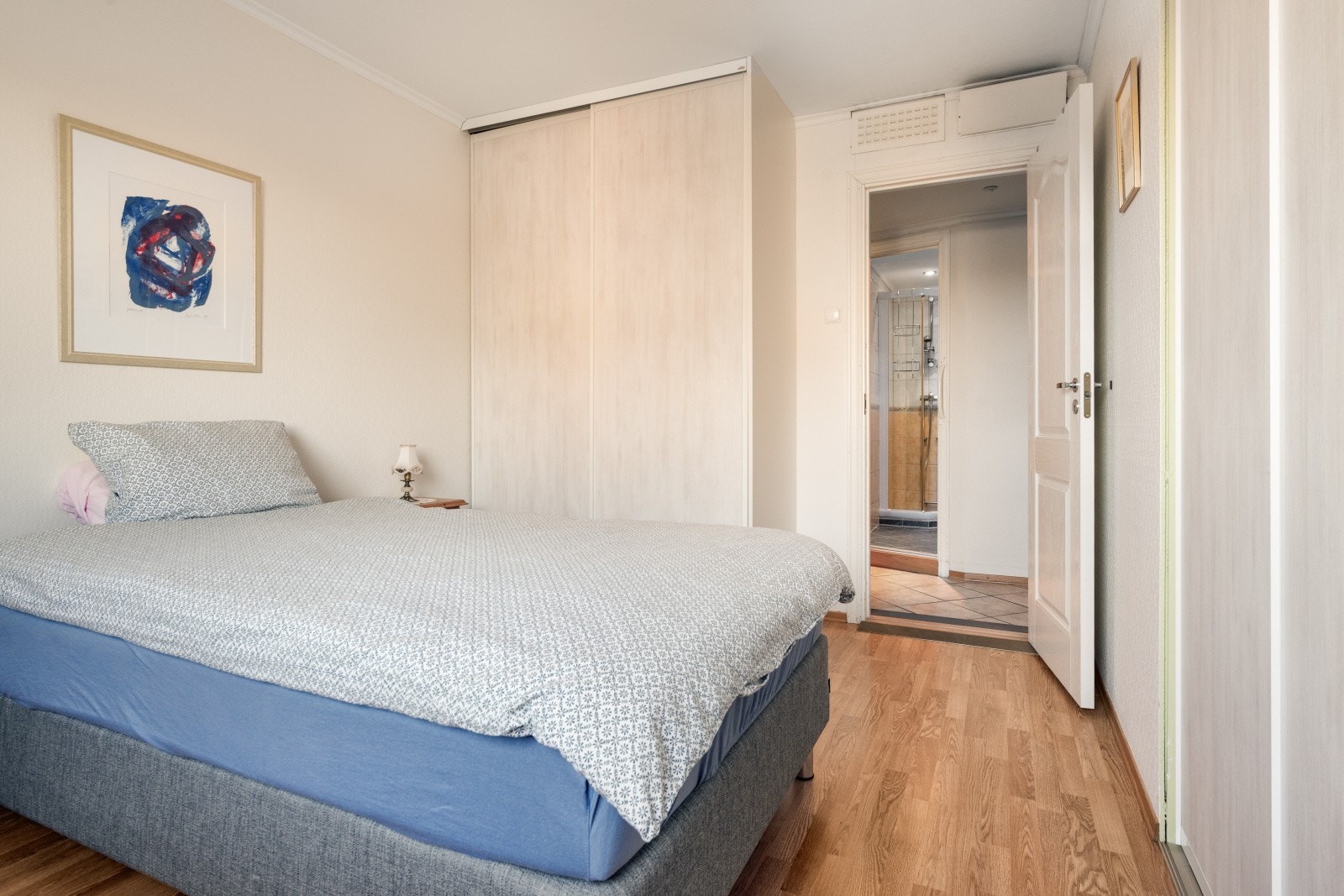 Soverom I - Rommet er utstyrt med to skyvedørsgarderober som gir deg rikelig med oppbevaringsplass Galleribilde