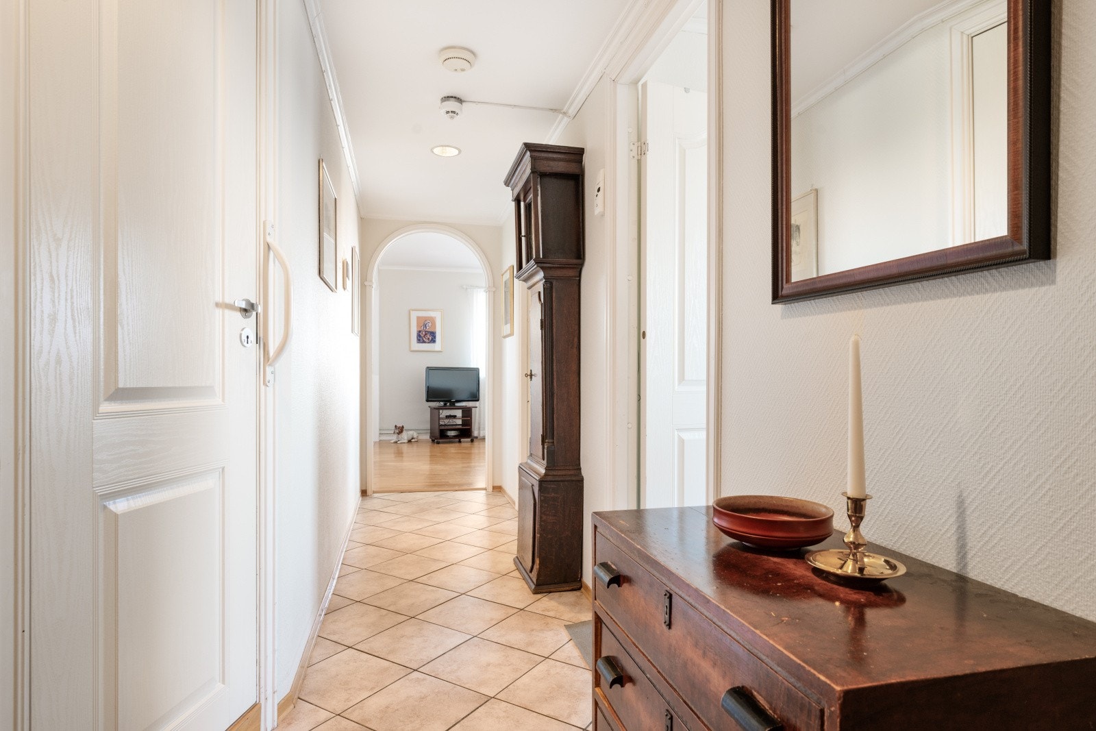 Fra entrè/gang har du tilgang til begge soverommene, badet og videre inn i stue/kjøkken Galleribilde