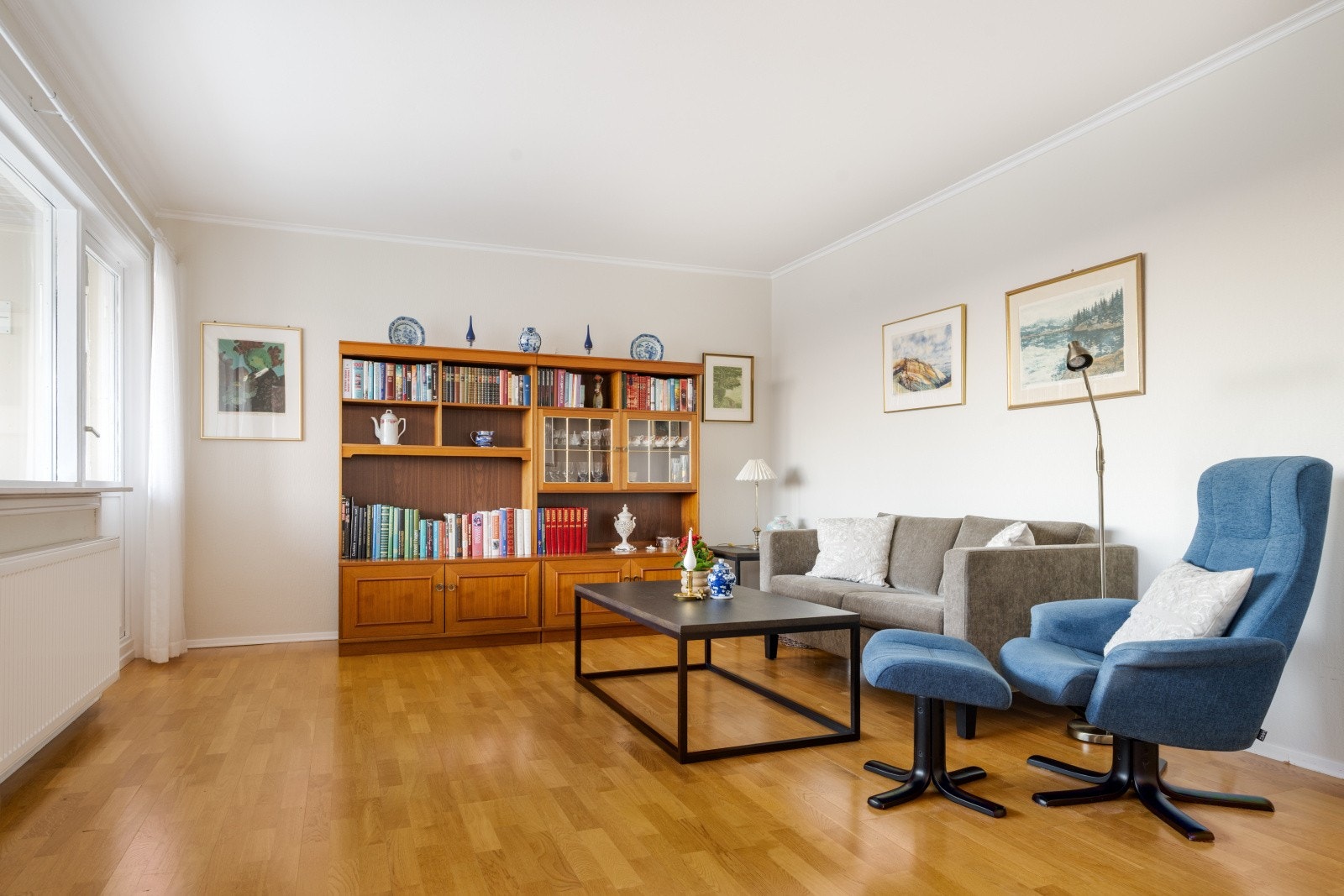 Stuekroken gir god plass til sofa med tilhørende stol, bord, TV og veggseksjon Galleribilde