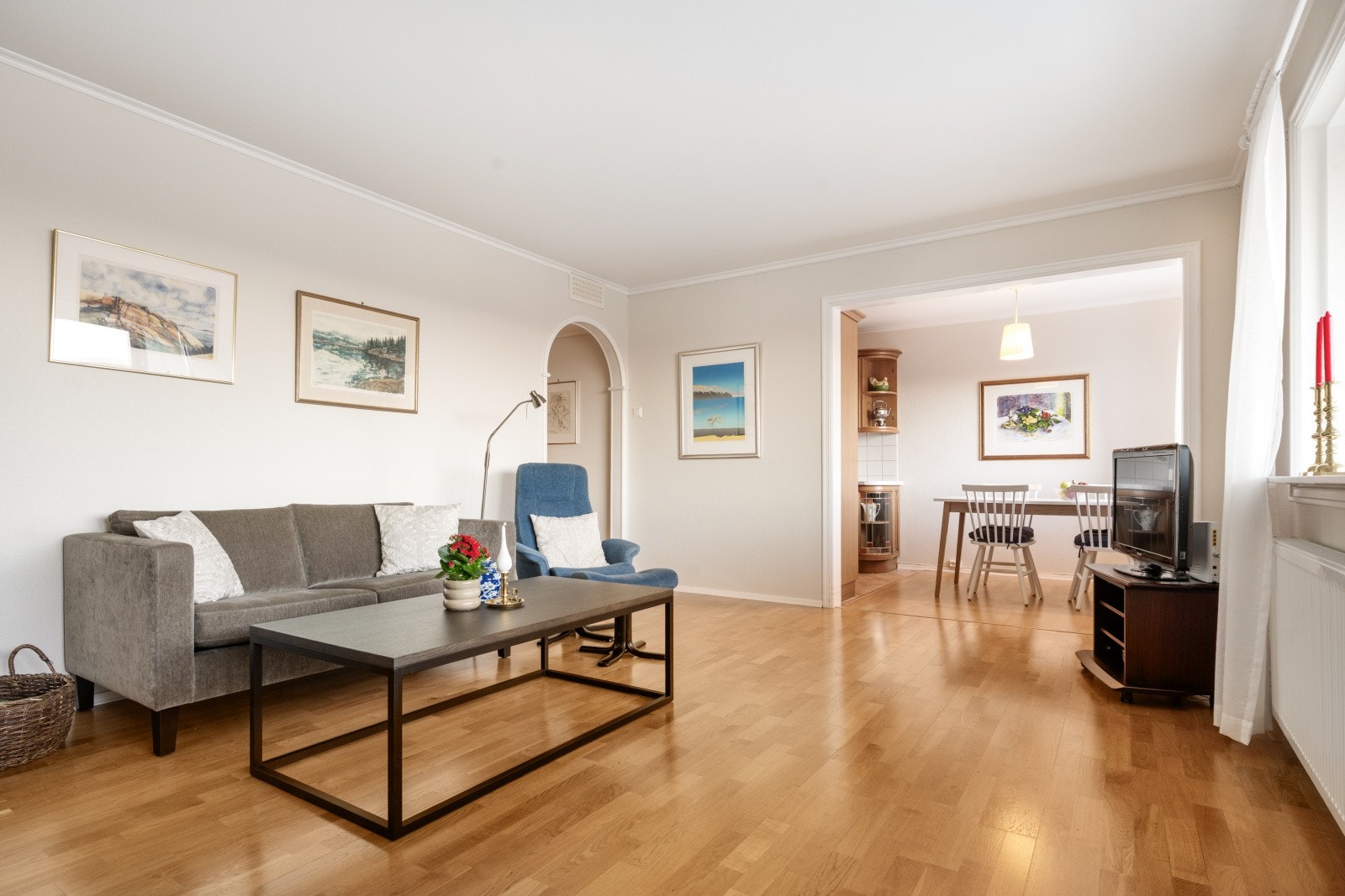 Leiligheten har oppvarming med radiatorer tilknyttet fjernvarme (inkl. i felleskostnadene) - Dette gir enkel og ikke minst energieffektiv oppvarming Galleribilde