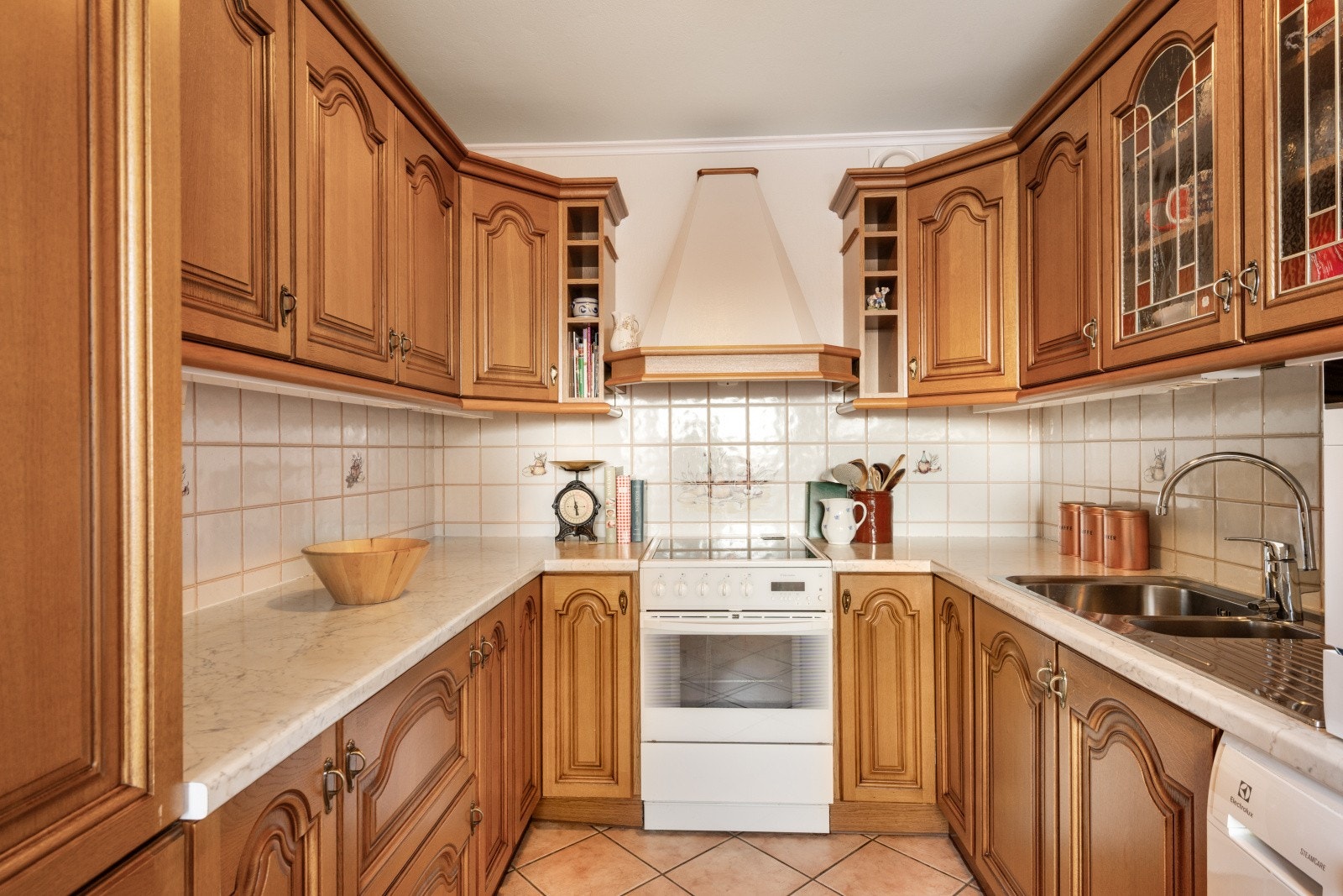 Svært godt utbygget med skap- og benkeplass Galleribilde