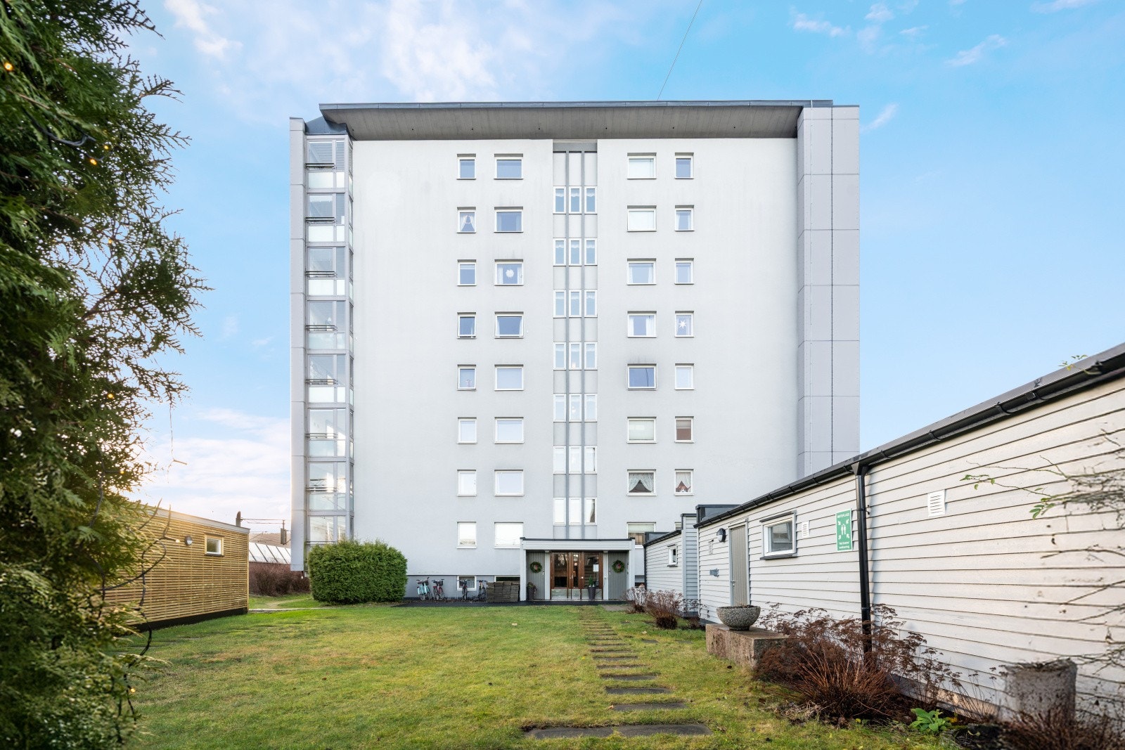 Felles tomt som er opparbeidet med bl.a. plen, prydbusker/trær, grillplass m.m. Galleribilde