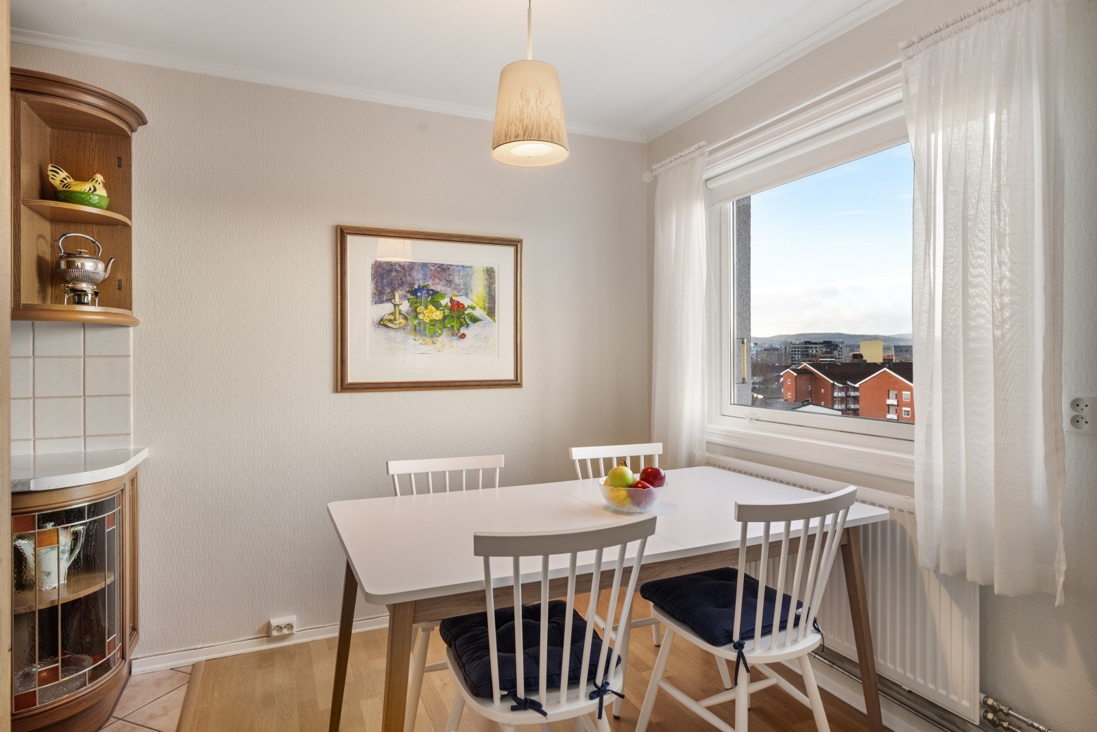 Spisestuen er praktisk plassert like ved kjøkkenet og byr på god plass til spisebord til fire personer Galleribilde