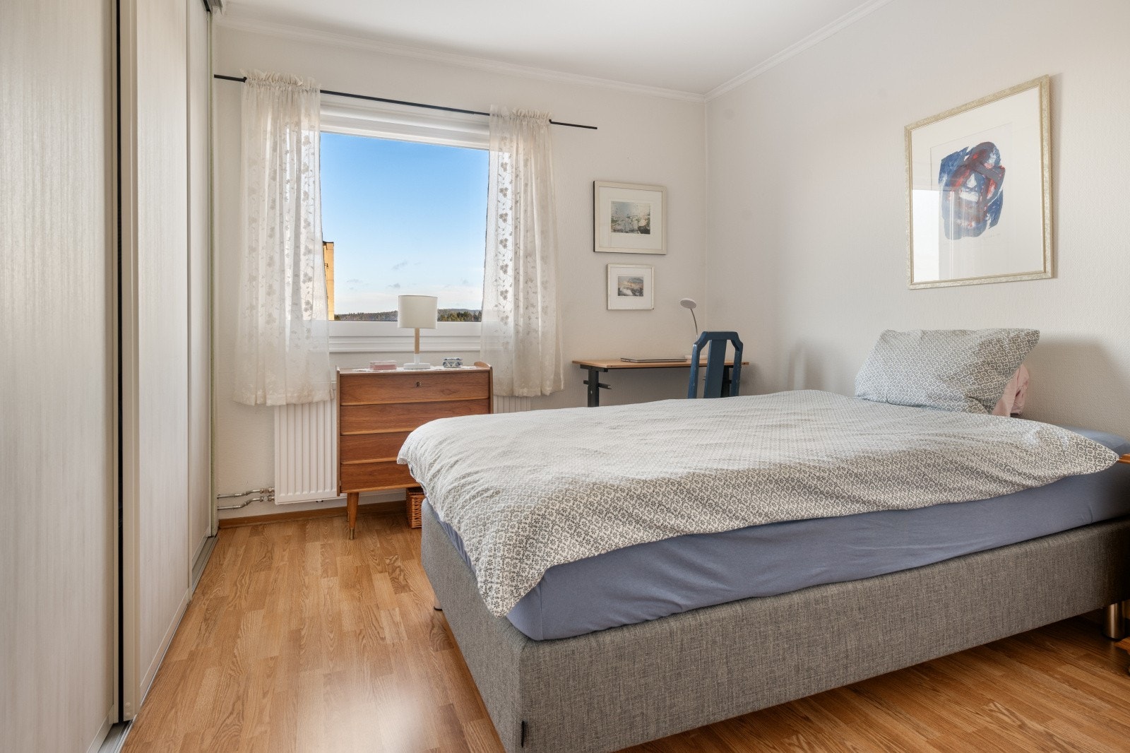 Soverom I - Hovedsoverommet er lysmalt og byr på god plass til dobbeltseng med tilhørende nattbord på begge sider Galleribilde