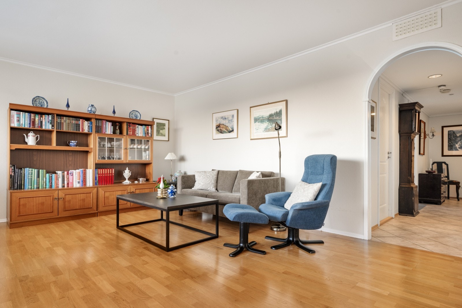 Stuen er utført i lyse fargetoner og har en møbleringsvennlig utforming Galleribilde