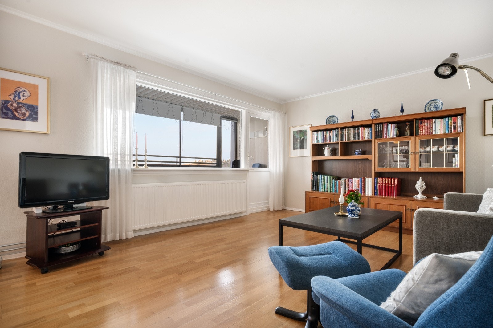 Det er store vindusflater som slipper inn rikelig med dagslys, noe som skaper en luftig atmosfære Galleribilde