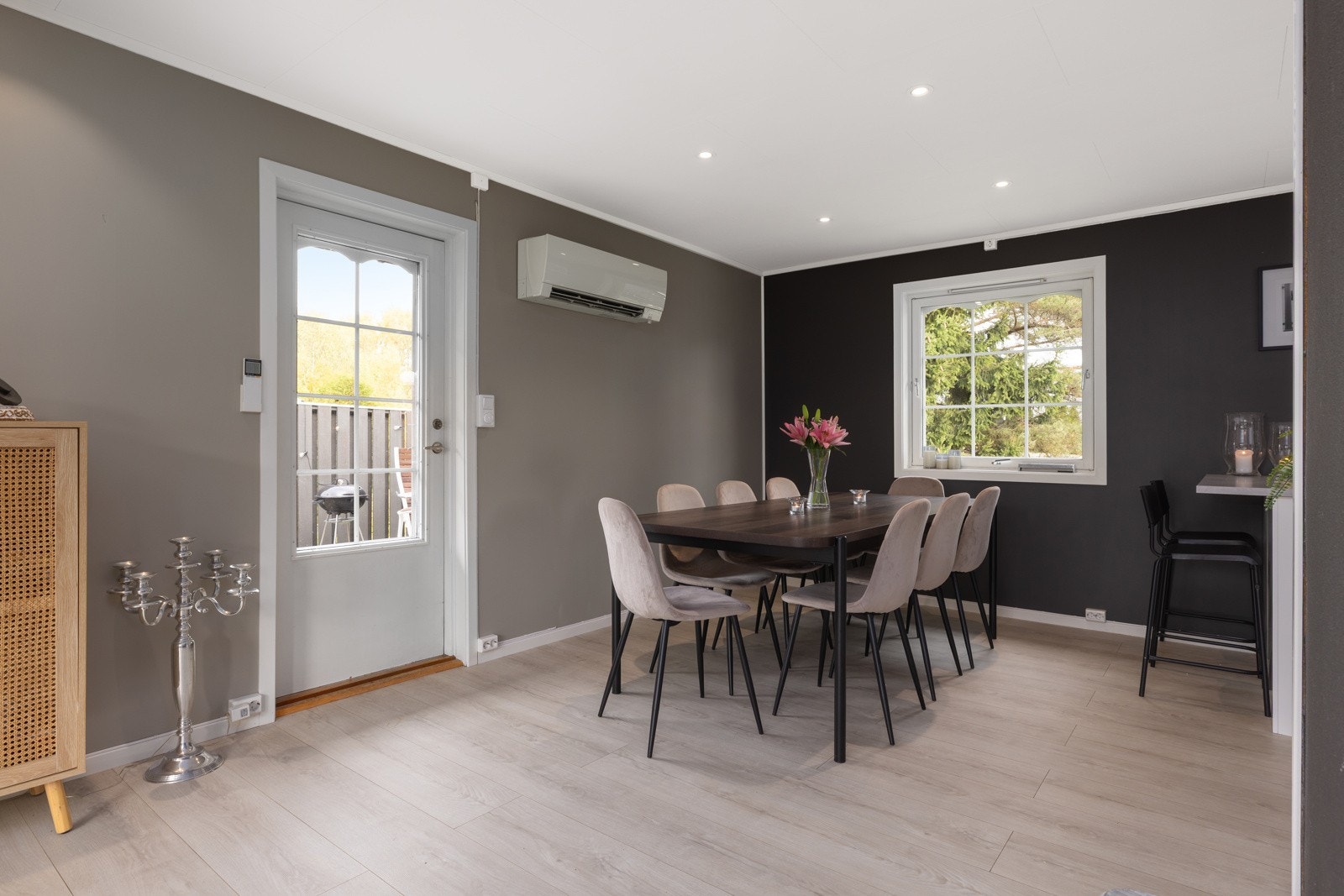 Moderne fargetoner, store vinduer og fin kontakt mellom kjøkken og stue. Galleribilde