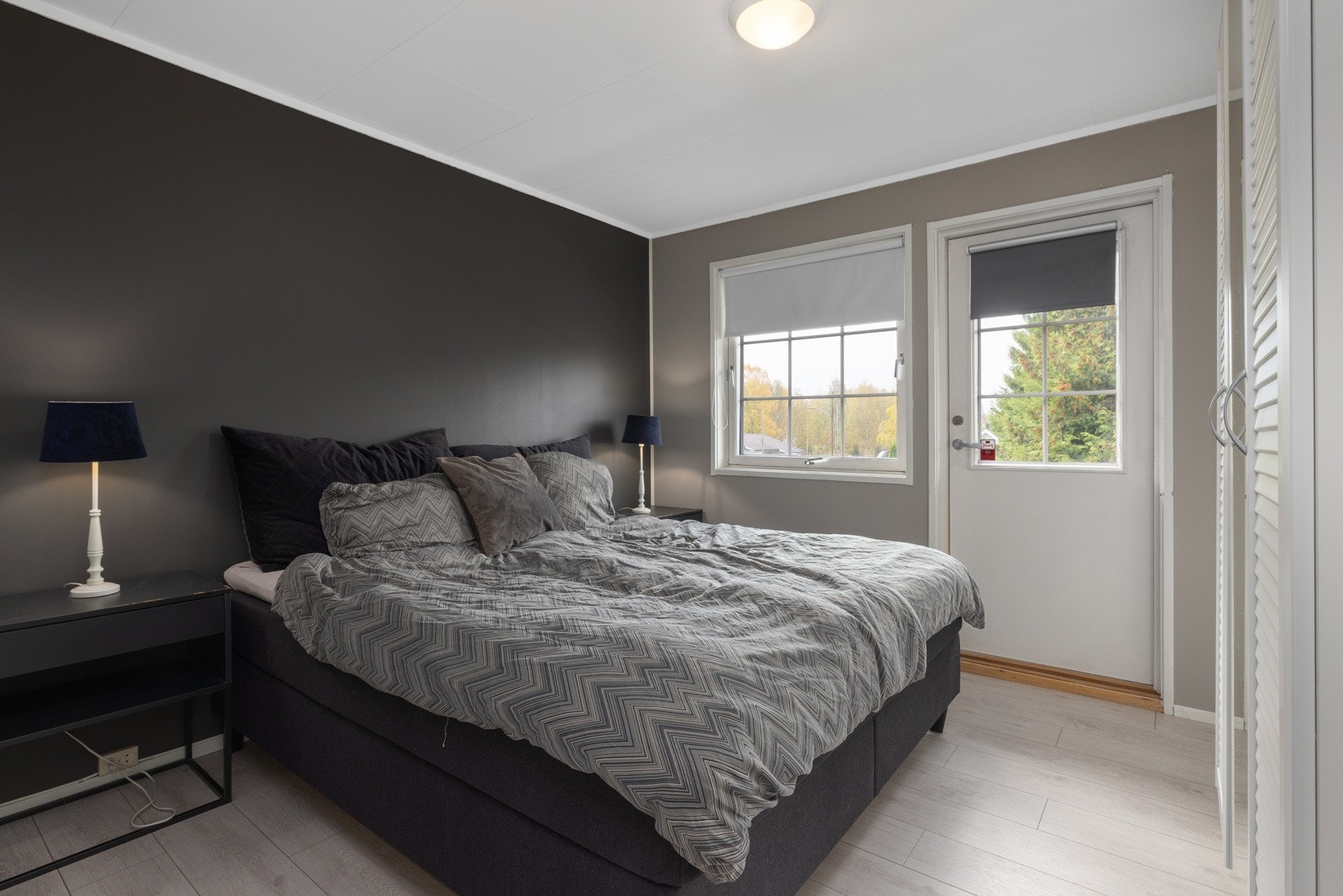 Romslig soverom med utgang til terrasse og god plass til barderobeløsning. Galleribilde